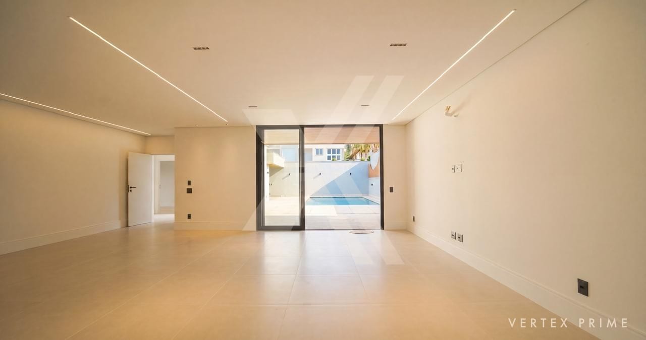 Casa térrea contemporânea, voltada para a praça — foto