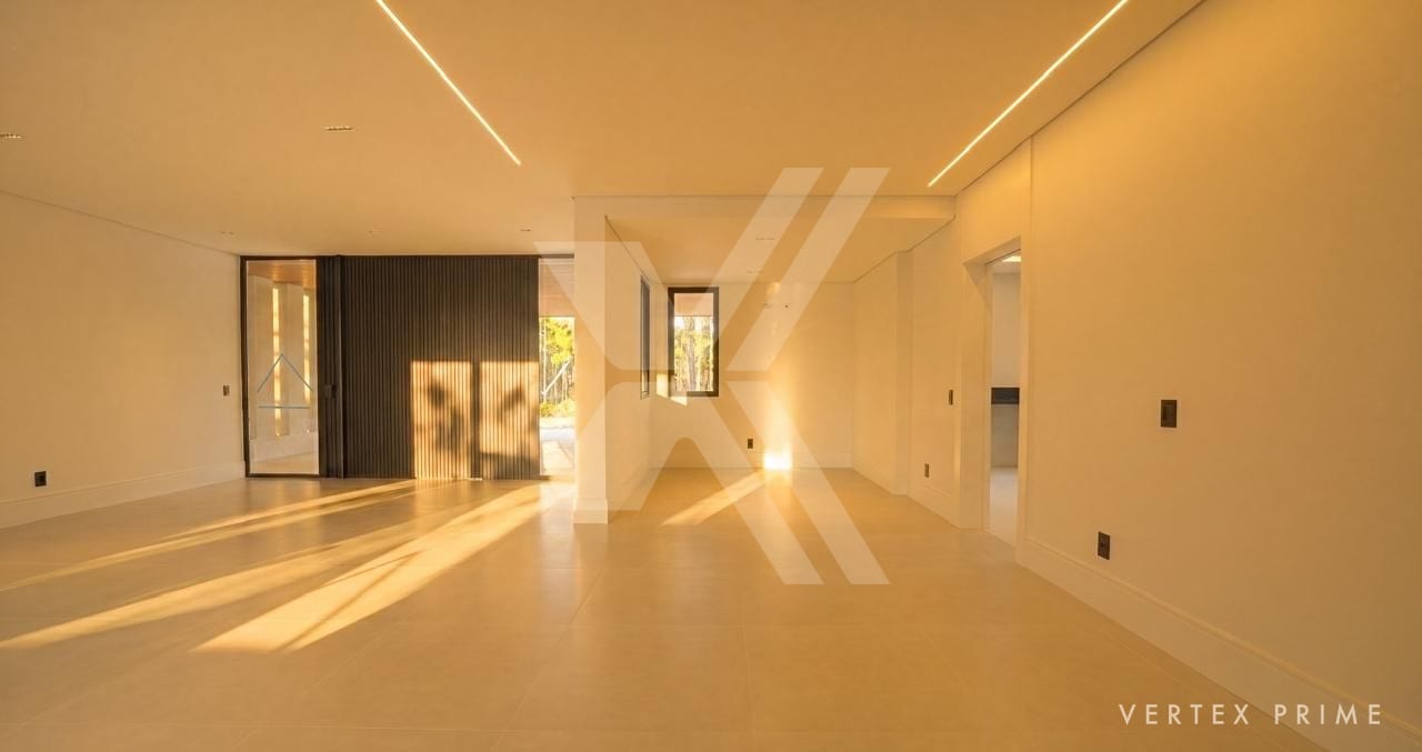 Casa térrea contemporânea, voltada para a praça — foto