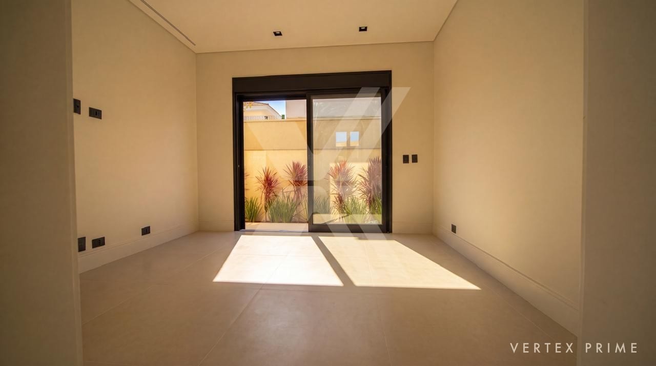 Casa térrea contemporânea, voltada para a praça — foto