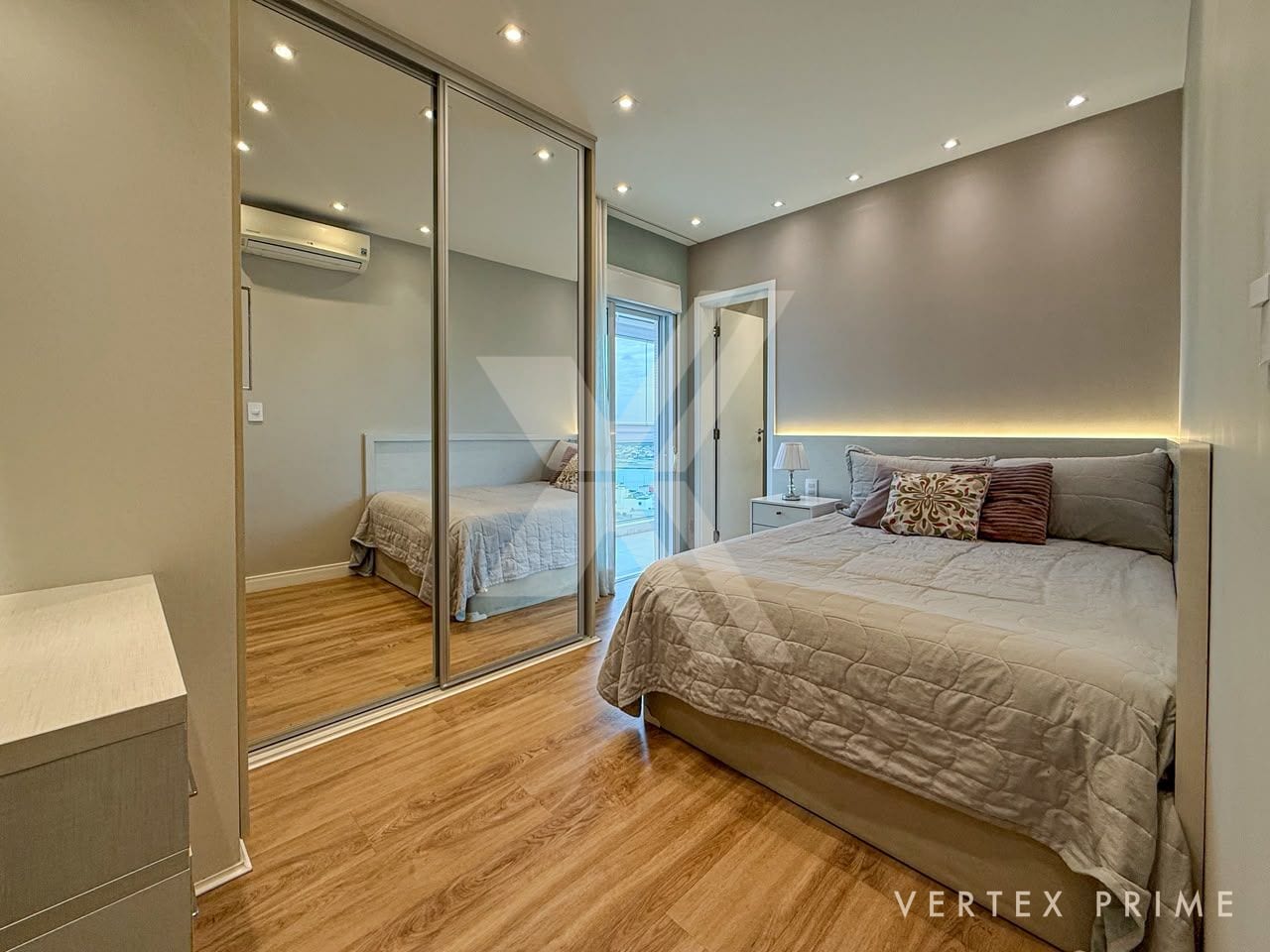 Apartamento em andar alto com vista livre para o mar, na Ponta da Praia — foto