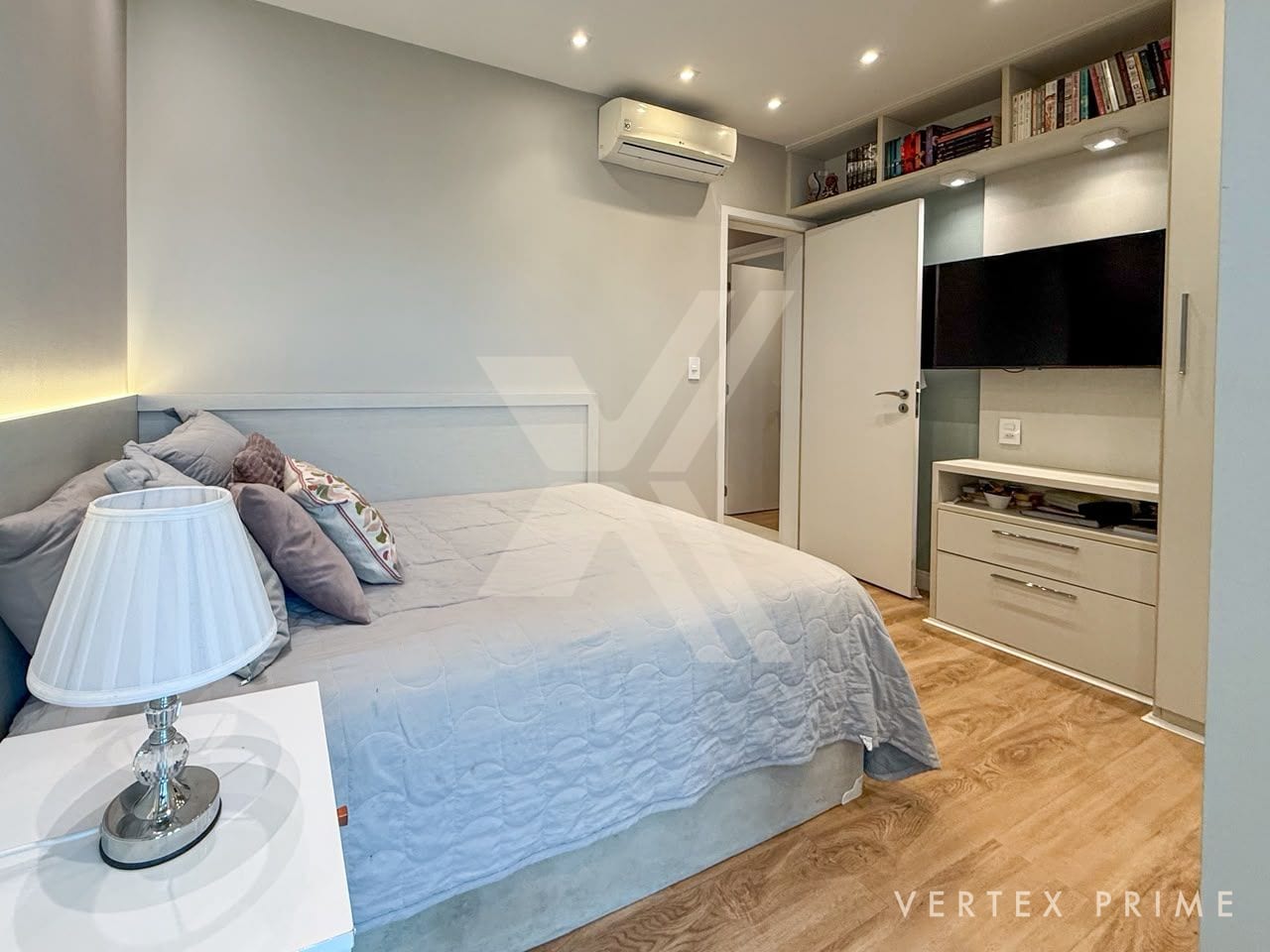 Apartamento em andar alto com vista livre para o mar, na Ponta da Praia — foto