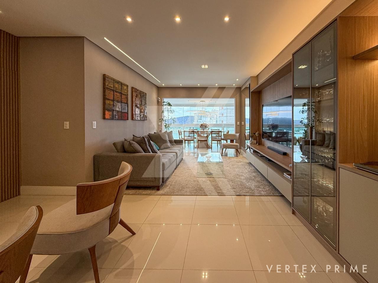 Apartamento em andar alto com vista livre para o mar, na Ponta da Praia — foto