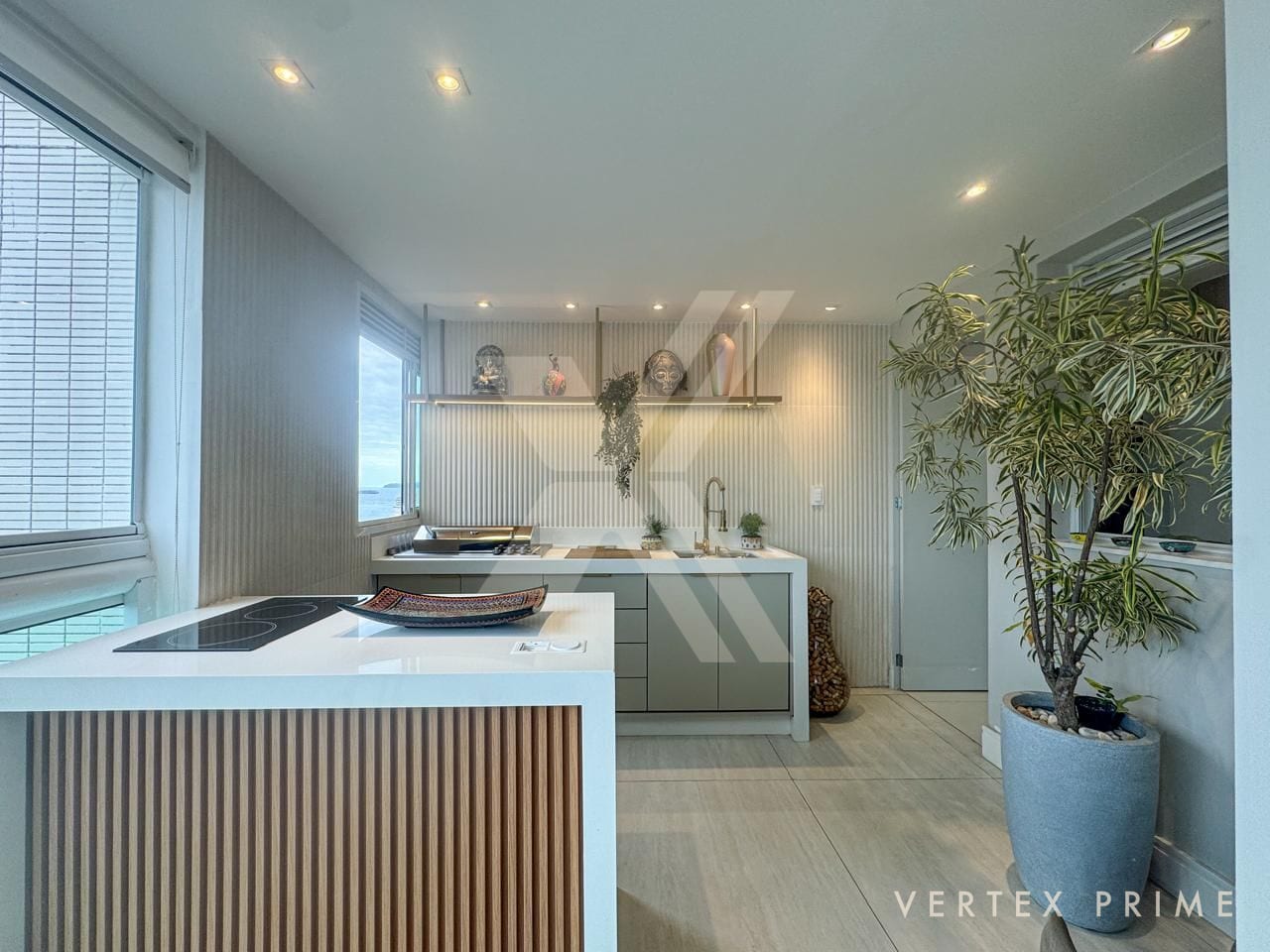 Apartamento em andar alto com vista livre para o mar, na Ponta da Praia — foto