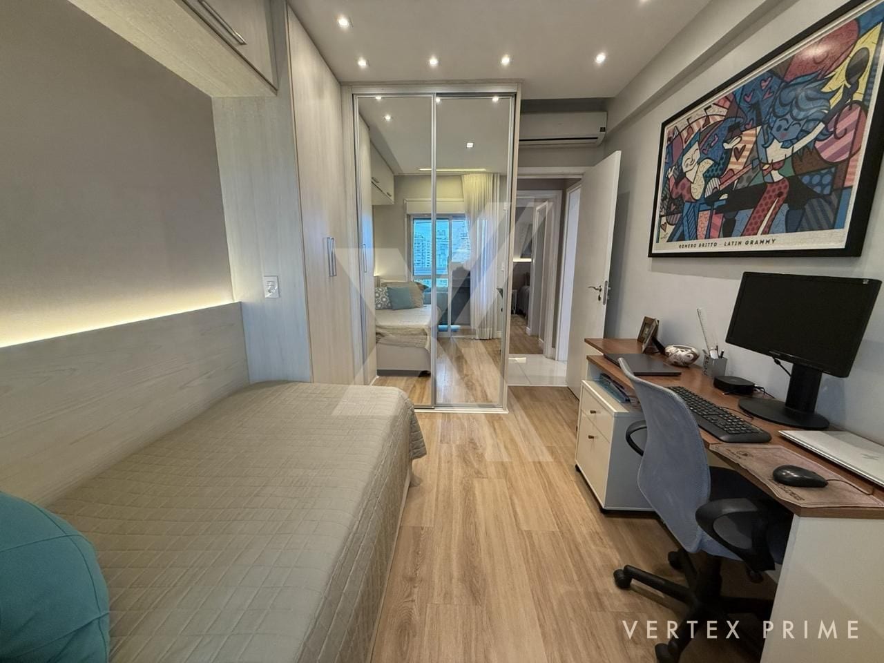 Apartamento em andar alto com vista livre para o mar, na Ponta da Praia — foto