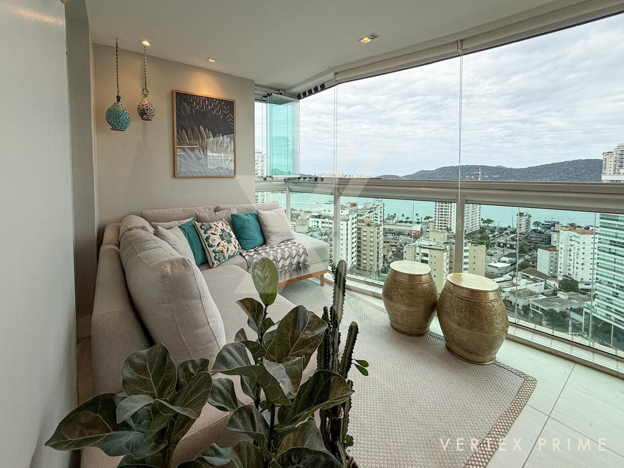 Apartamento em andar alto com vista livre para o mar, na Ponta da Praia — foto