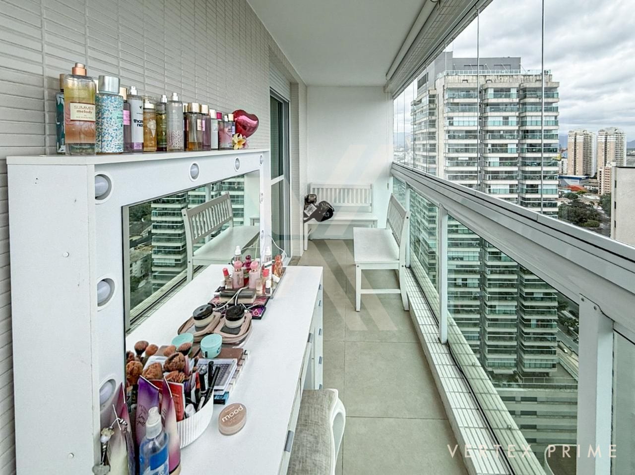 Apartamento em andar alto com vista livre para o mar, na Ponta da Praia — foto