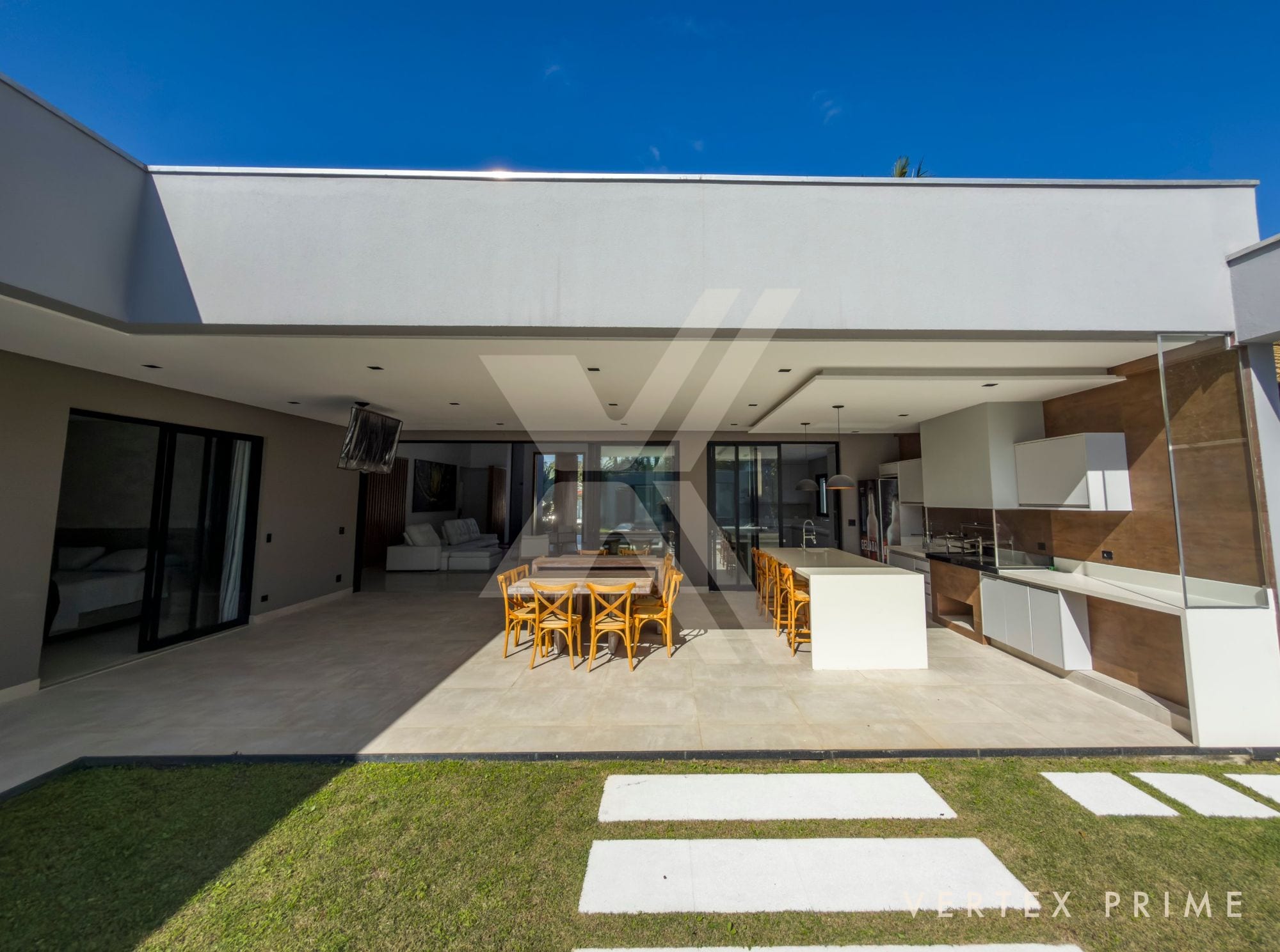 Residência com pé-direito duplo, sauna e seis vagas de garagem — foto