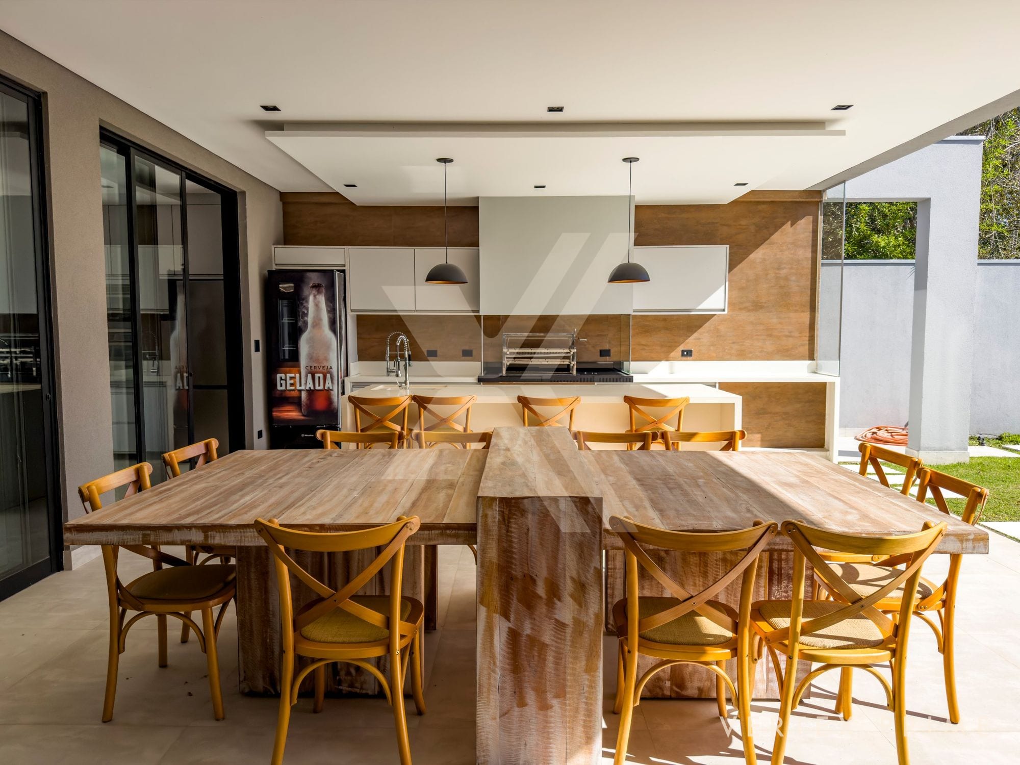 Residência com pé-direito duplo, sauna e seis vagas de garagem — foto