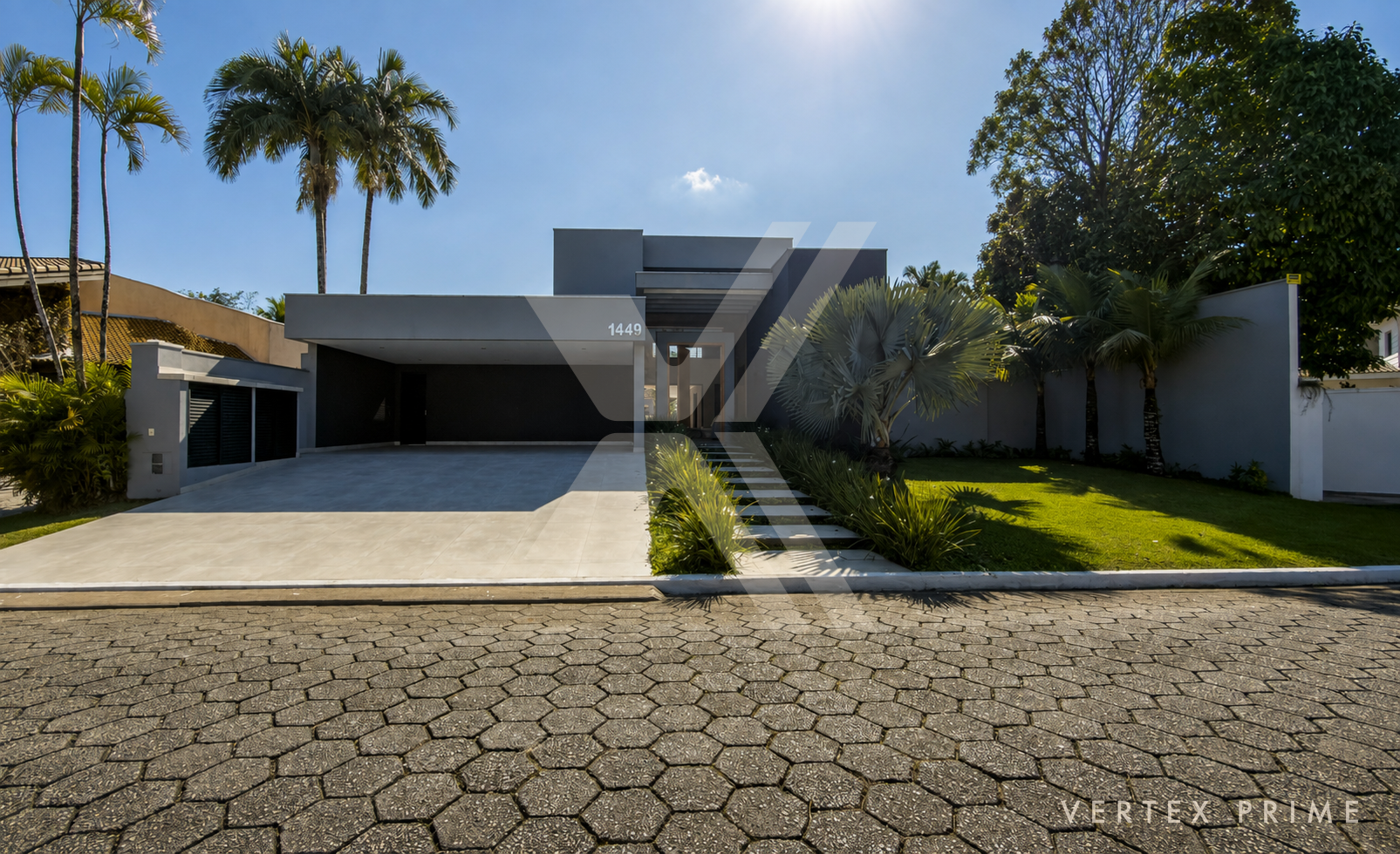 Residência com pé-direito duplo, sauna e seis vagas de garagem