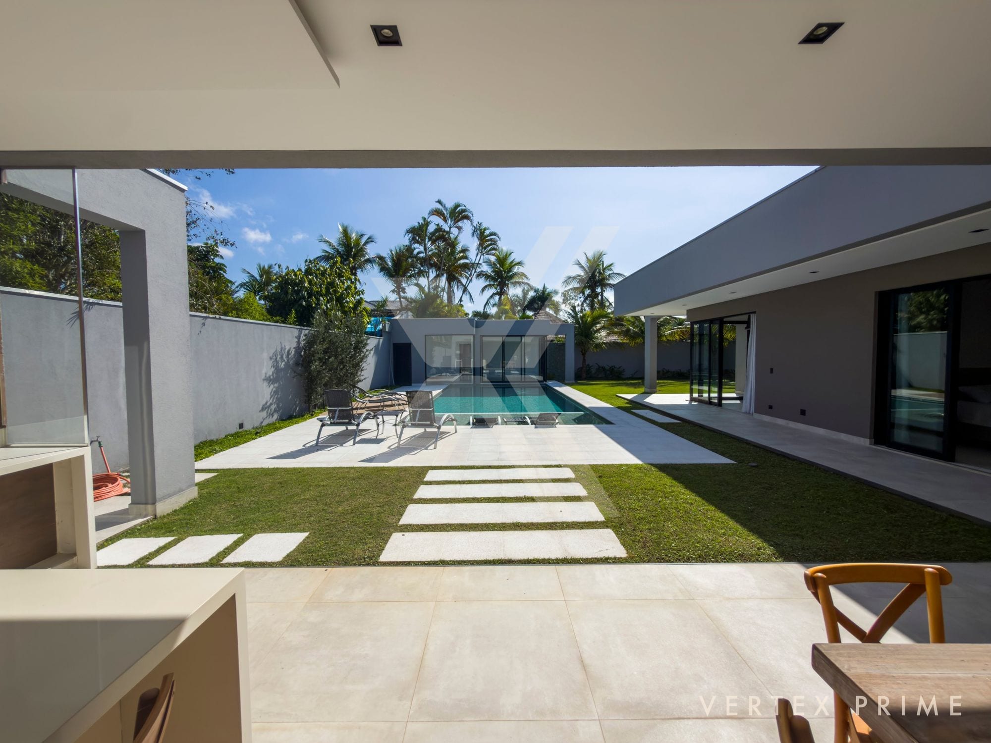 Residência com pé-direito duplo, sauna e seis vagas de garagem — foto