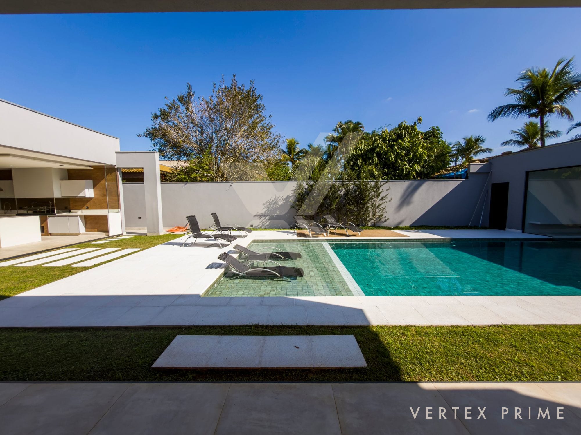 Residência com pé-direito duplo, sauna e seis vagas de garagem — foto