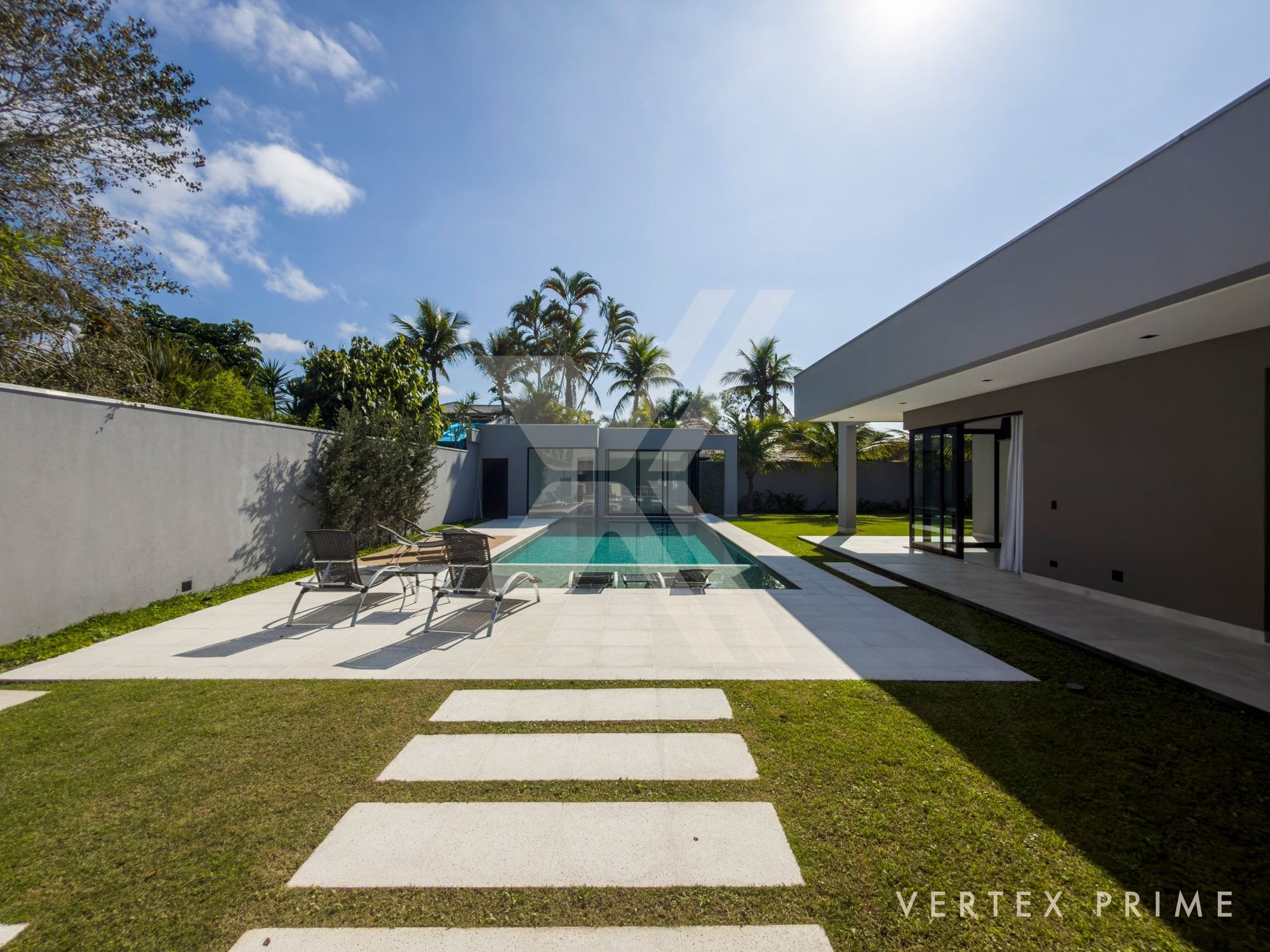 Residência com pé-direito duplo, sauna e seis vagas de garagem — foto
