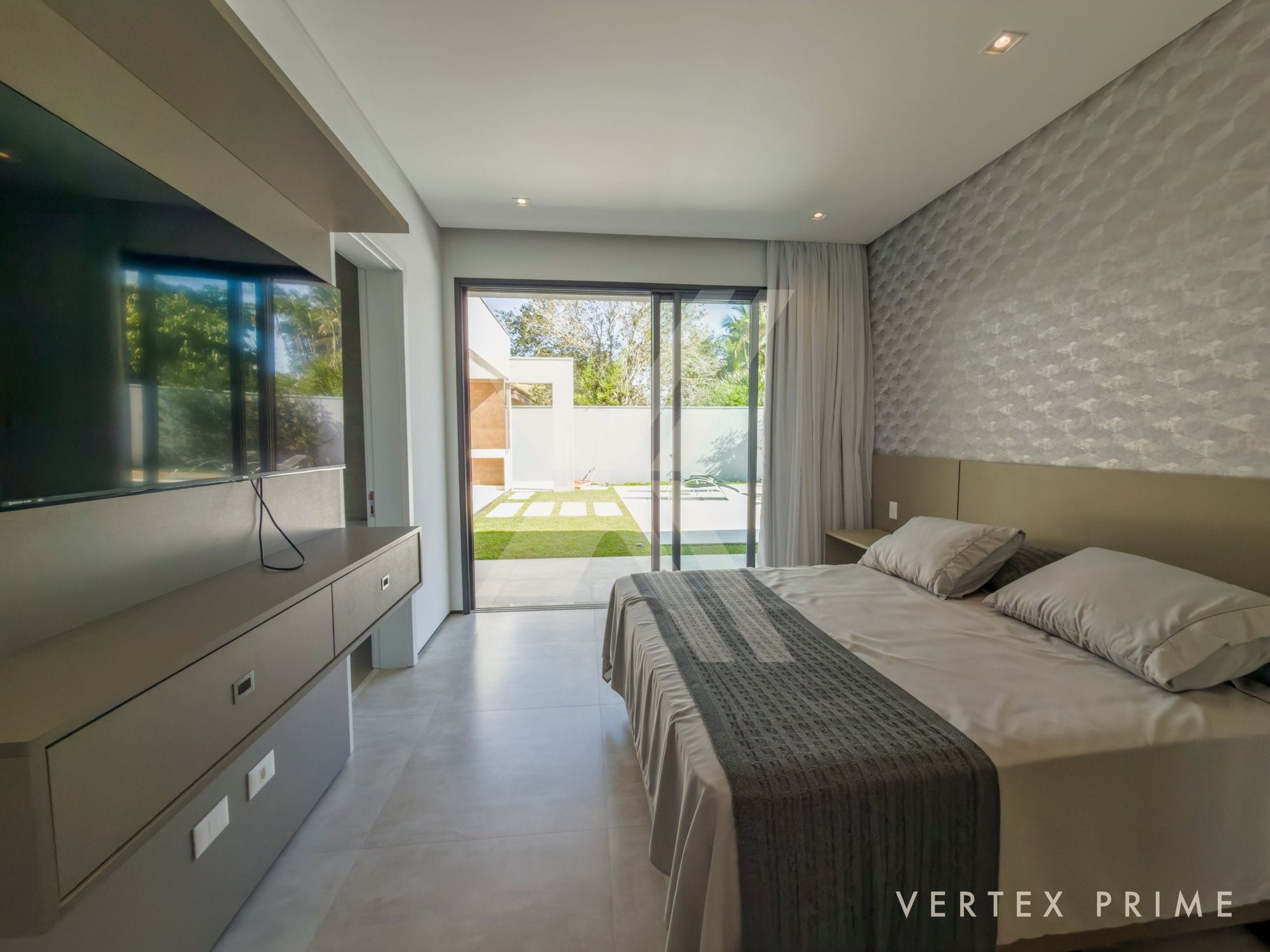 Residência com pé-direito duplo, sauna e seis vagas de garagem — foto
