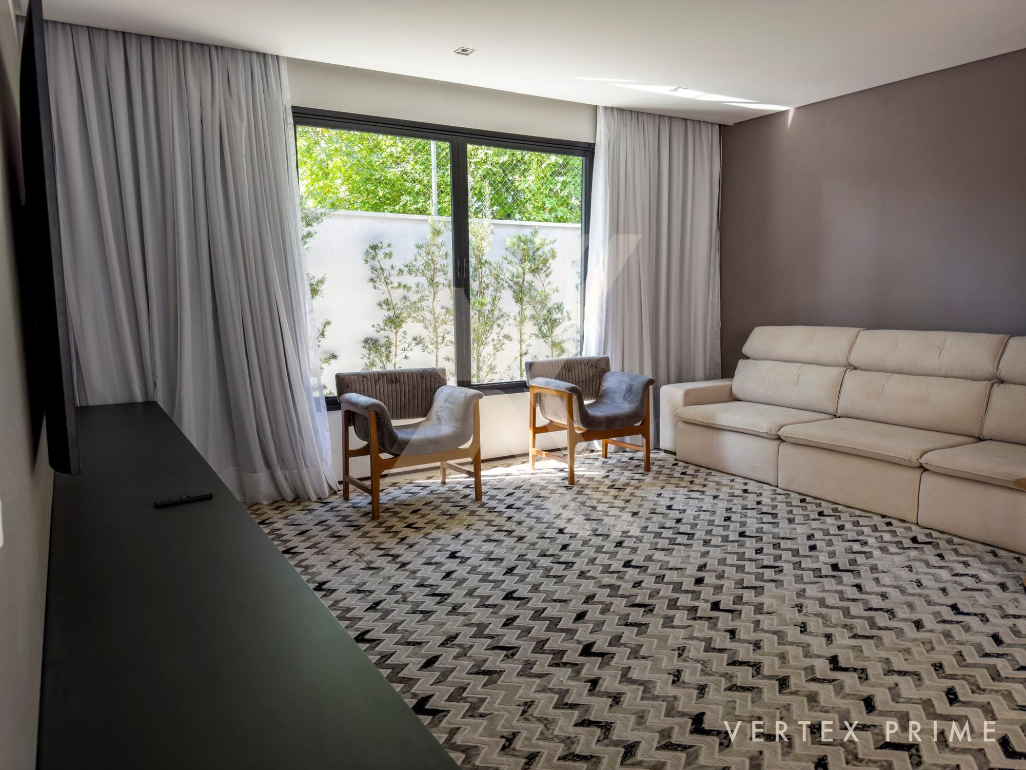 Residência com pé-direito duplo, sauna e seis vagas de garagem — foto