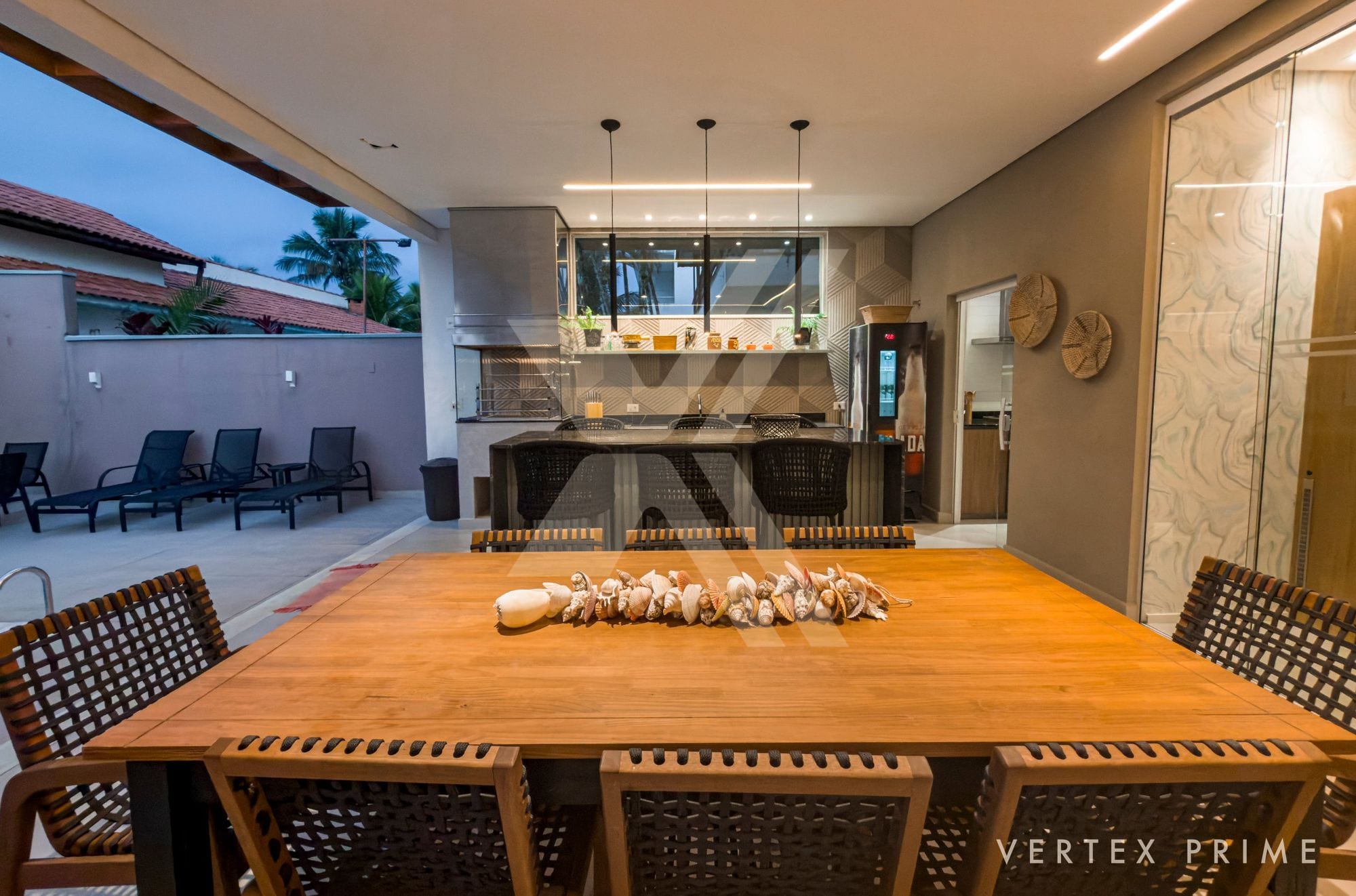 Residência com varanda gourmet e piscina aquecida — foto