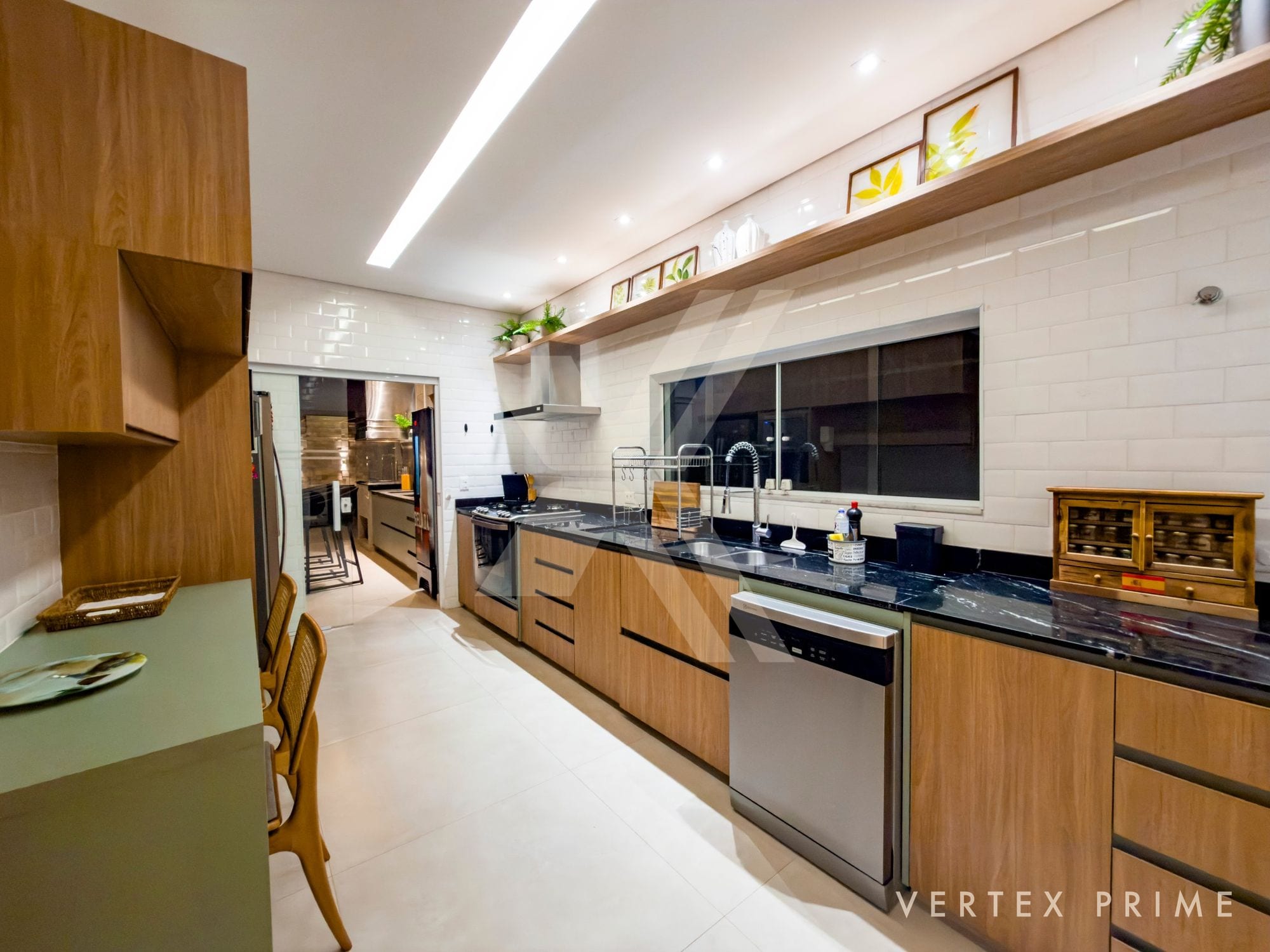Residência com varanda gourmet e piscina aquecida — foto