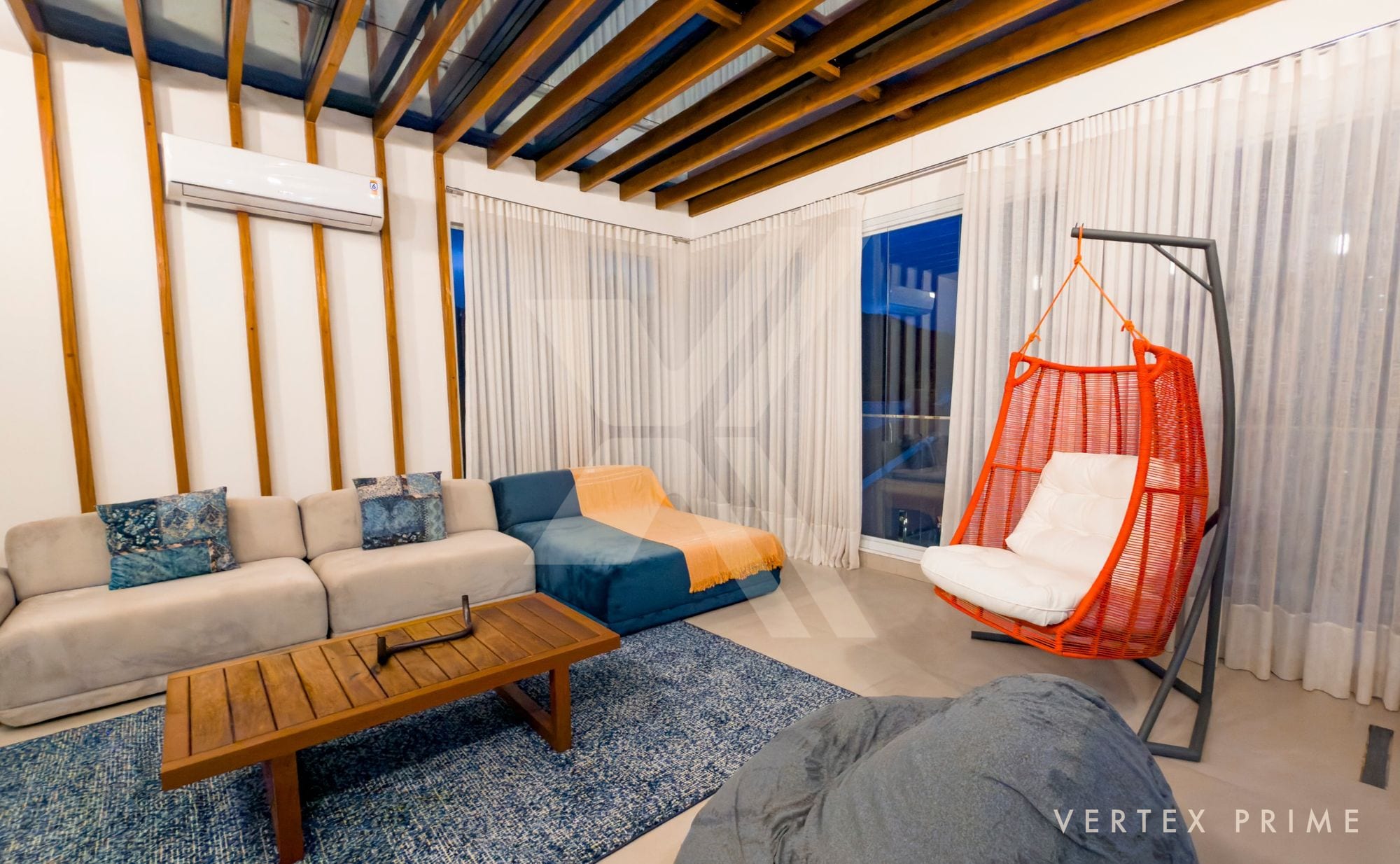 Residência com varanda gourmet e piscina aquecida — foto