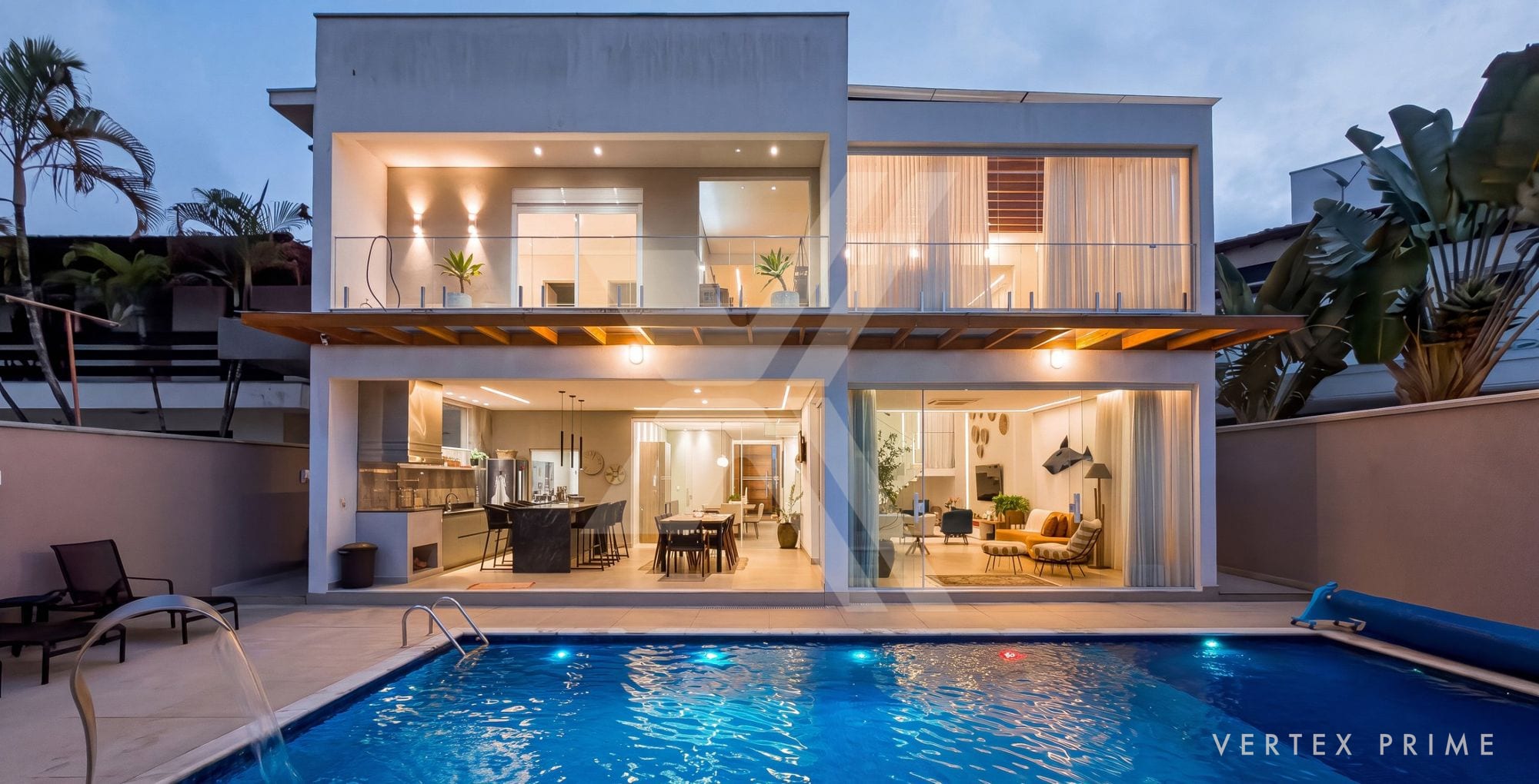 Residência com varanda gourmet e piscina aquecida — foto