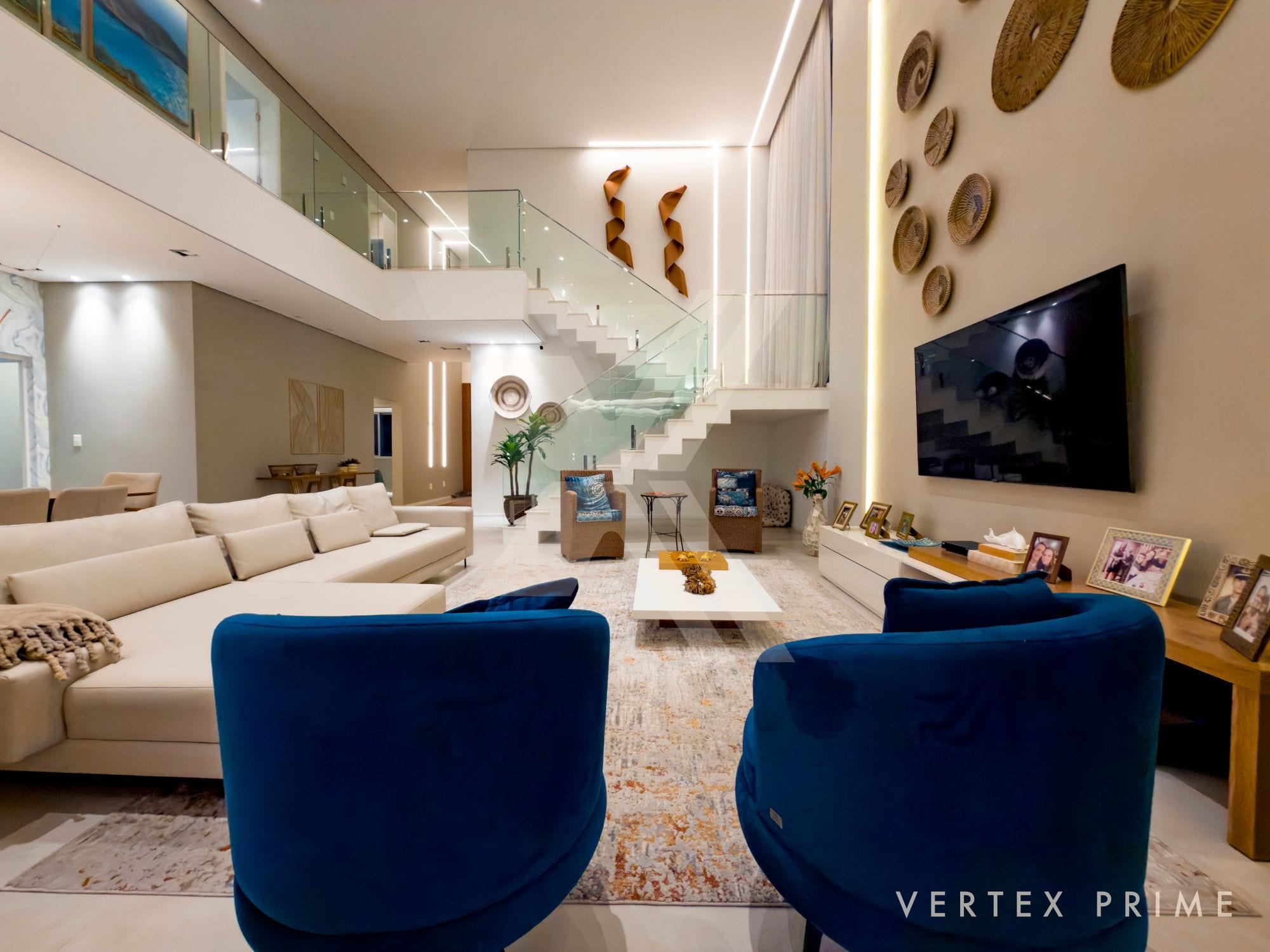Residência com varanda gourmet e piscina aquecida — foto