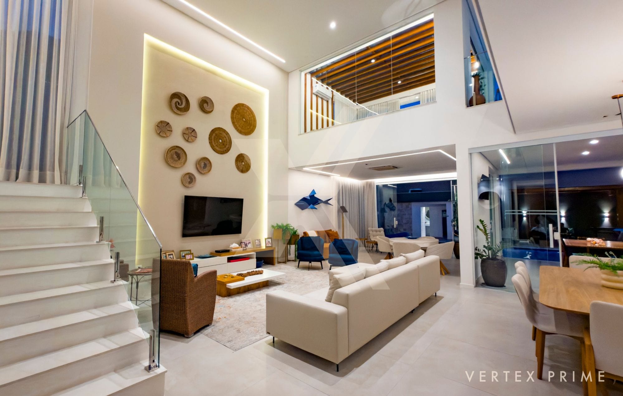 Residência com varanda gourmet e piscina aquecida — foto