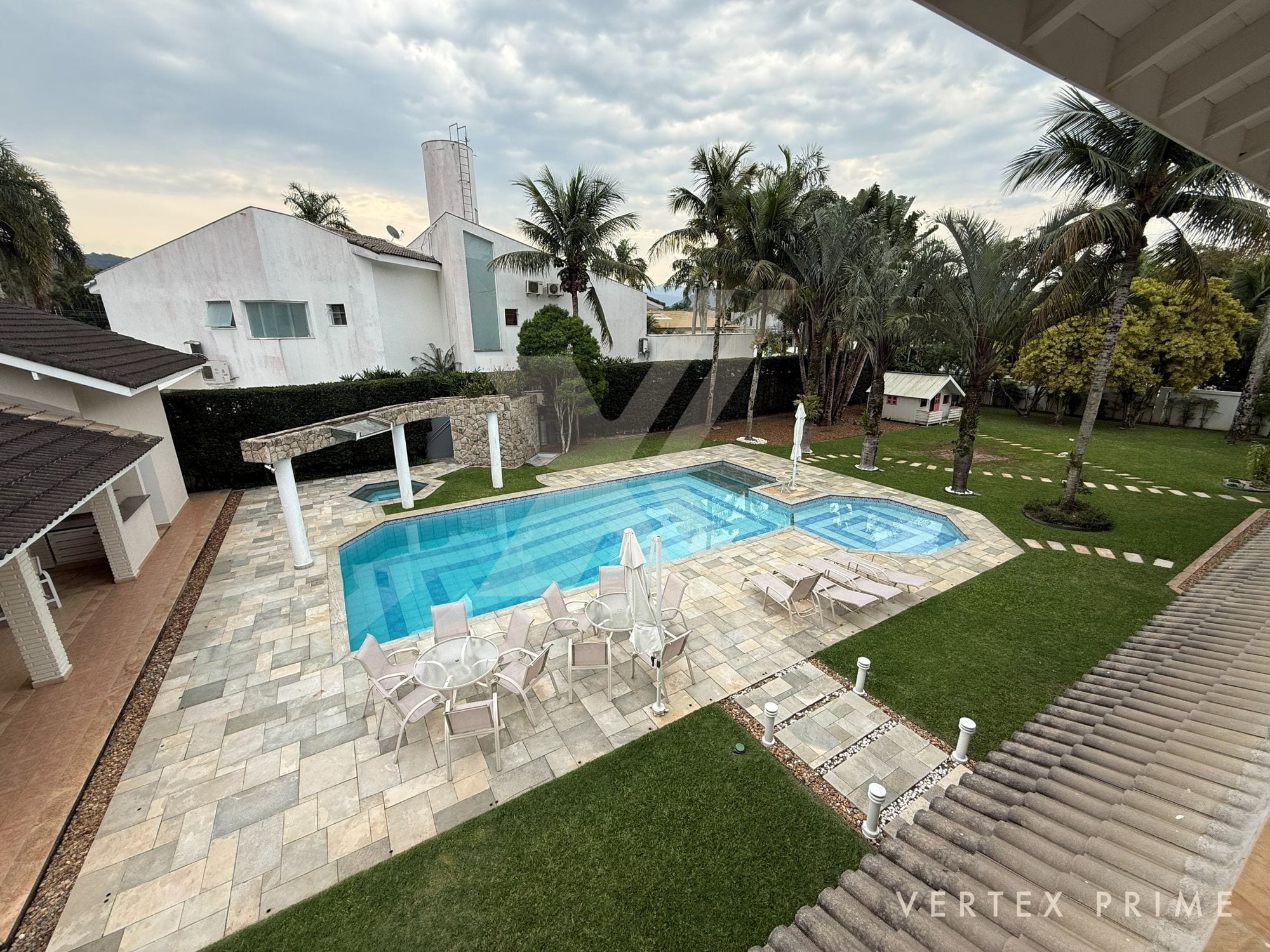 Mansão com três piscinas, jardim interno e garagem para 16 carros — foto
