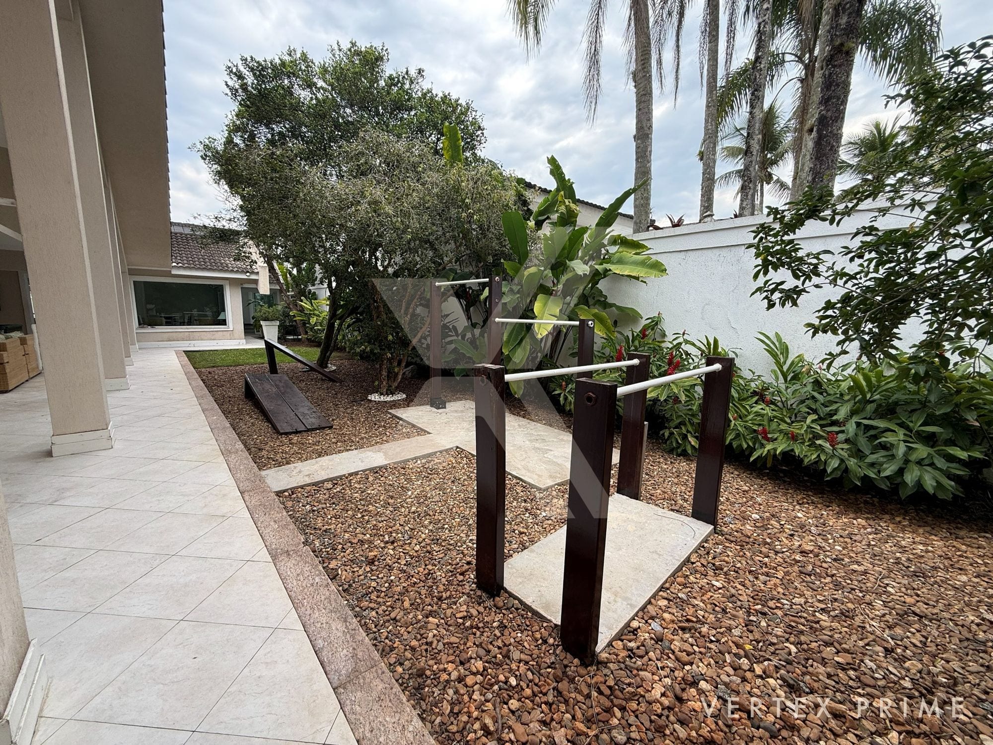 Mansão com três piscinas, jardim interno e garagem para 16 carros — foto