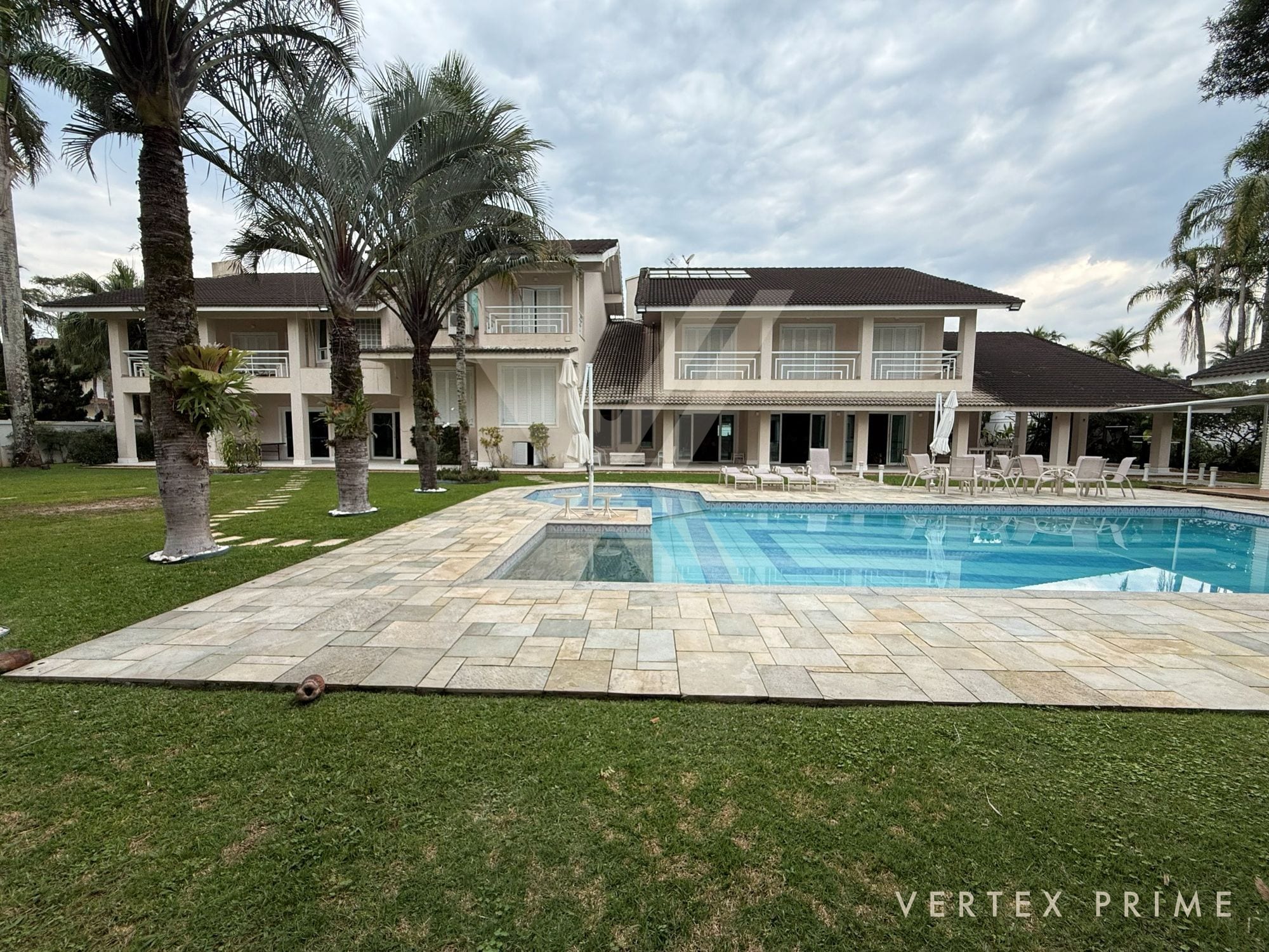 Mansão com três piscinas, jardim interno e garagem para 16 carros — foto