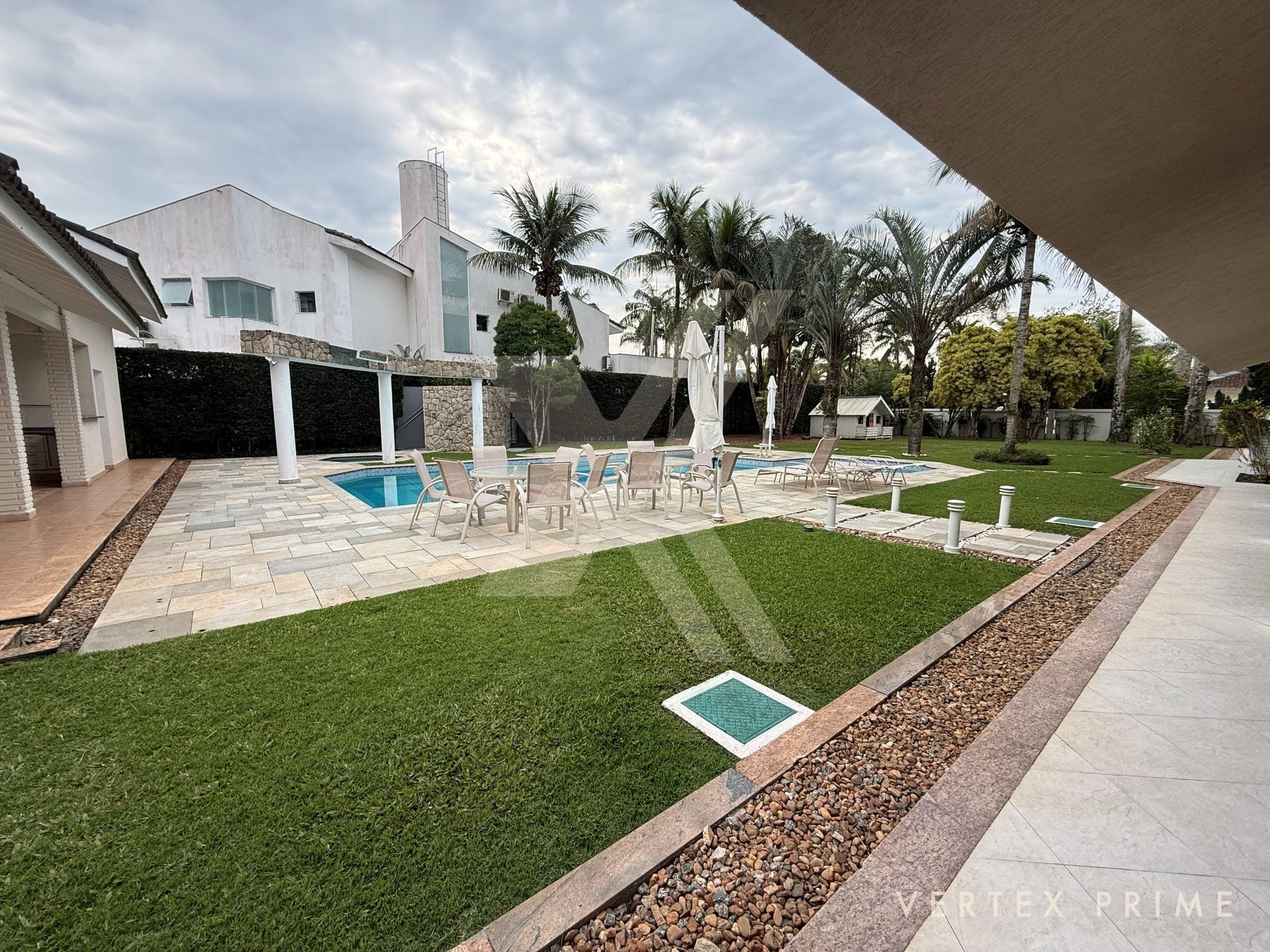 Mansão com três piscinas, jardim interno e garagem para 16 carros — foto