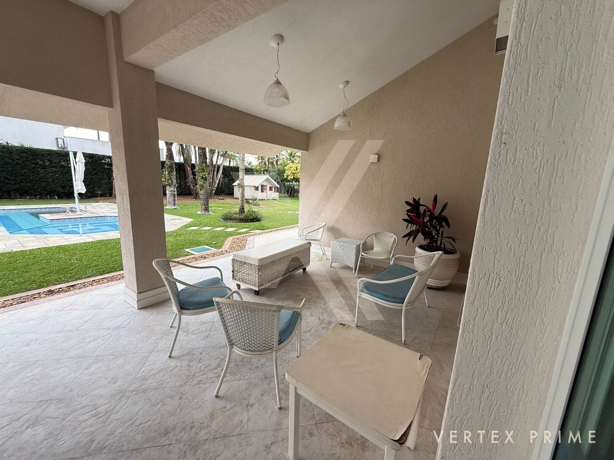 Mansão com três piscinas, jardim interno e garagem para 16 carros — foto