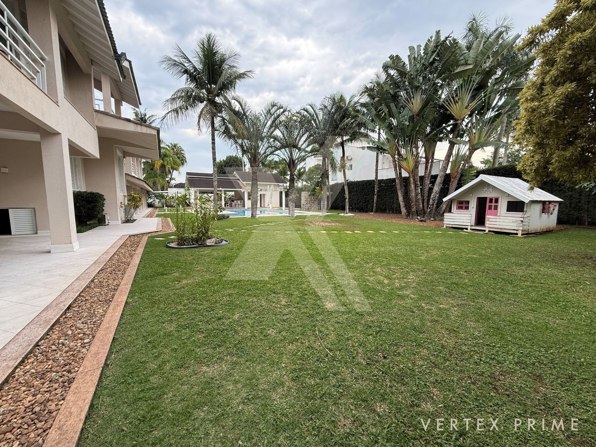 Mansão com três piscinas, jardim interno e garagem para 16 carros — foto