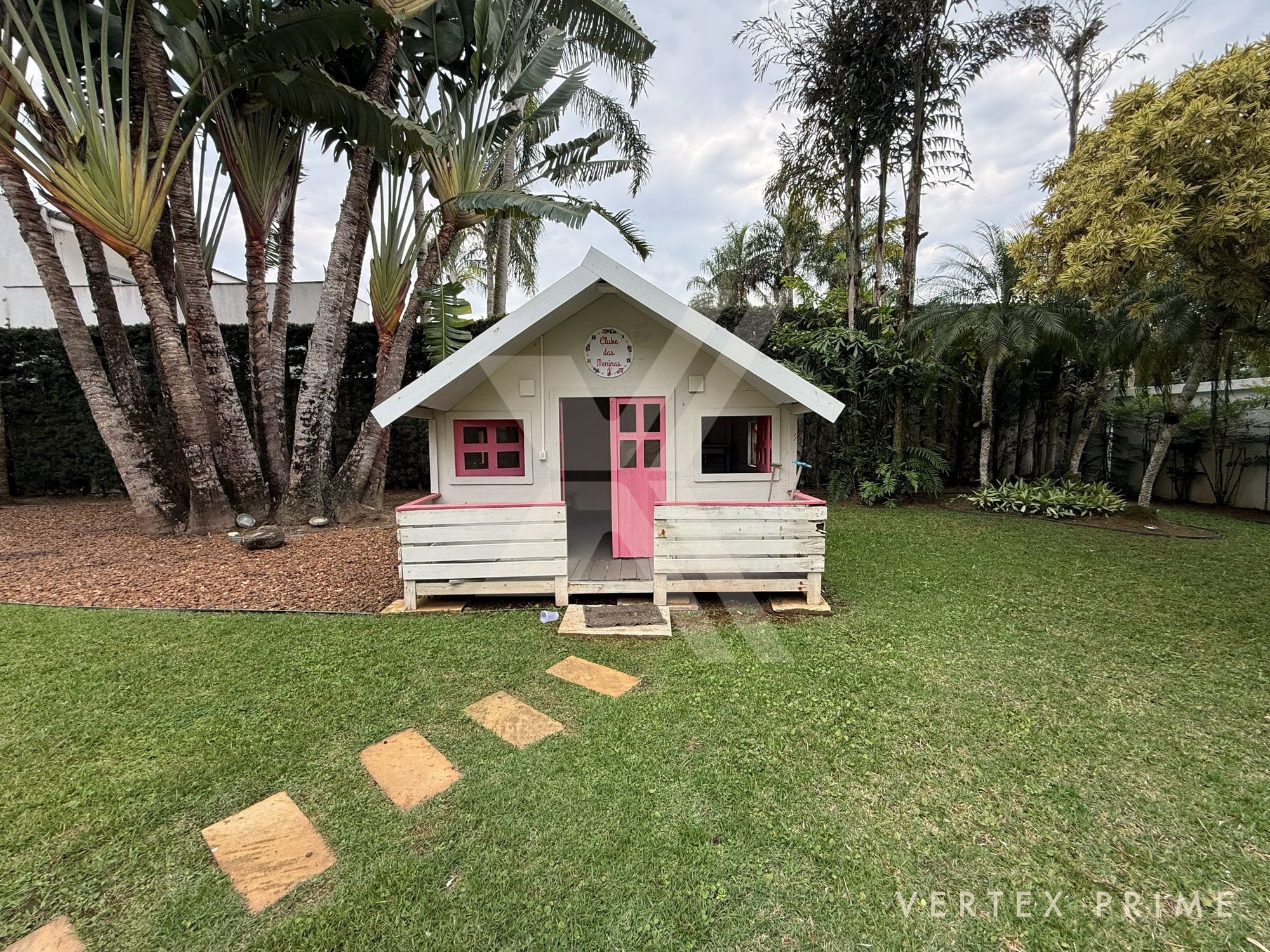 Mansão com três piscinas, jardim interno e garagem para 16 carros — foto