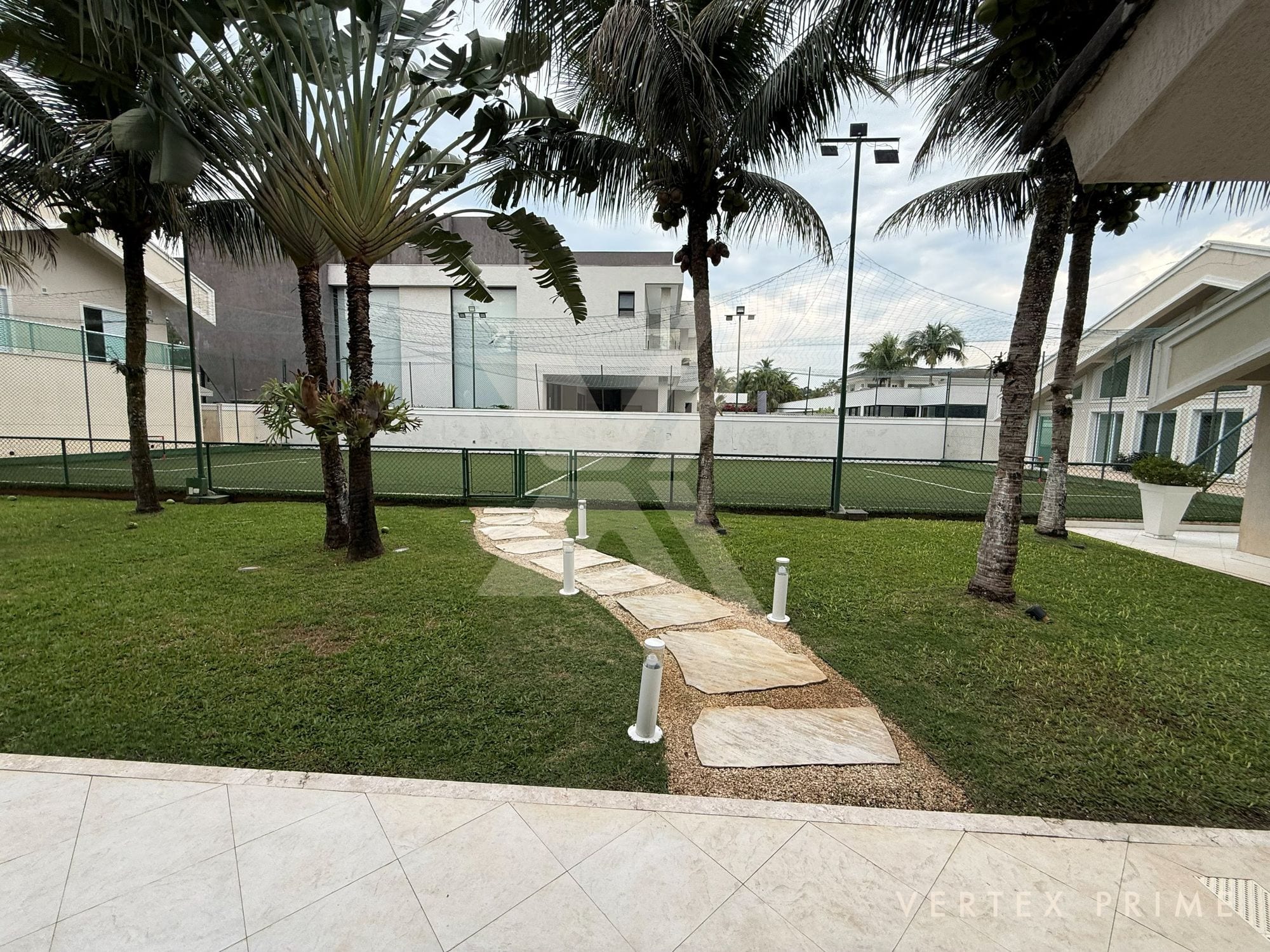 Mansão com três piscinas, jardim interno e garagem para 16 carros — foto