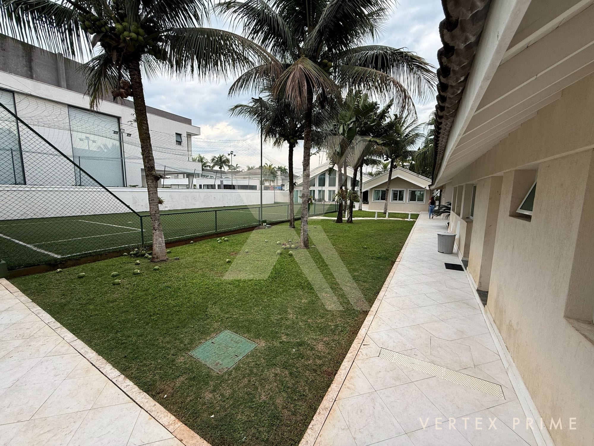 Mansão com três piscinas, jardim interno e garagem para 16 carros — foto