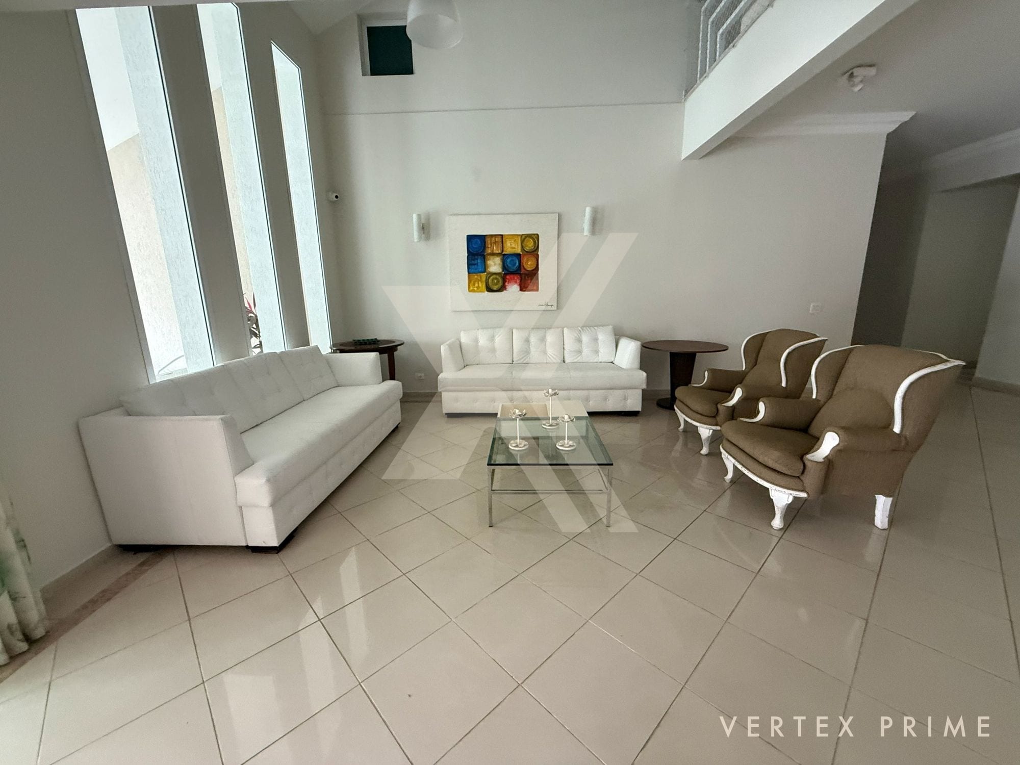 Mansão com três piscinas, jardim interno e garagem para 16 carros — foto