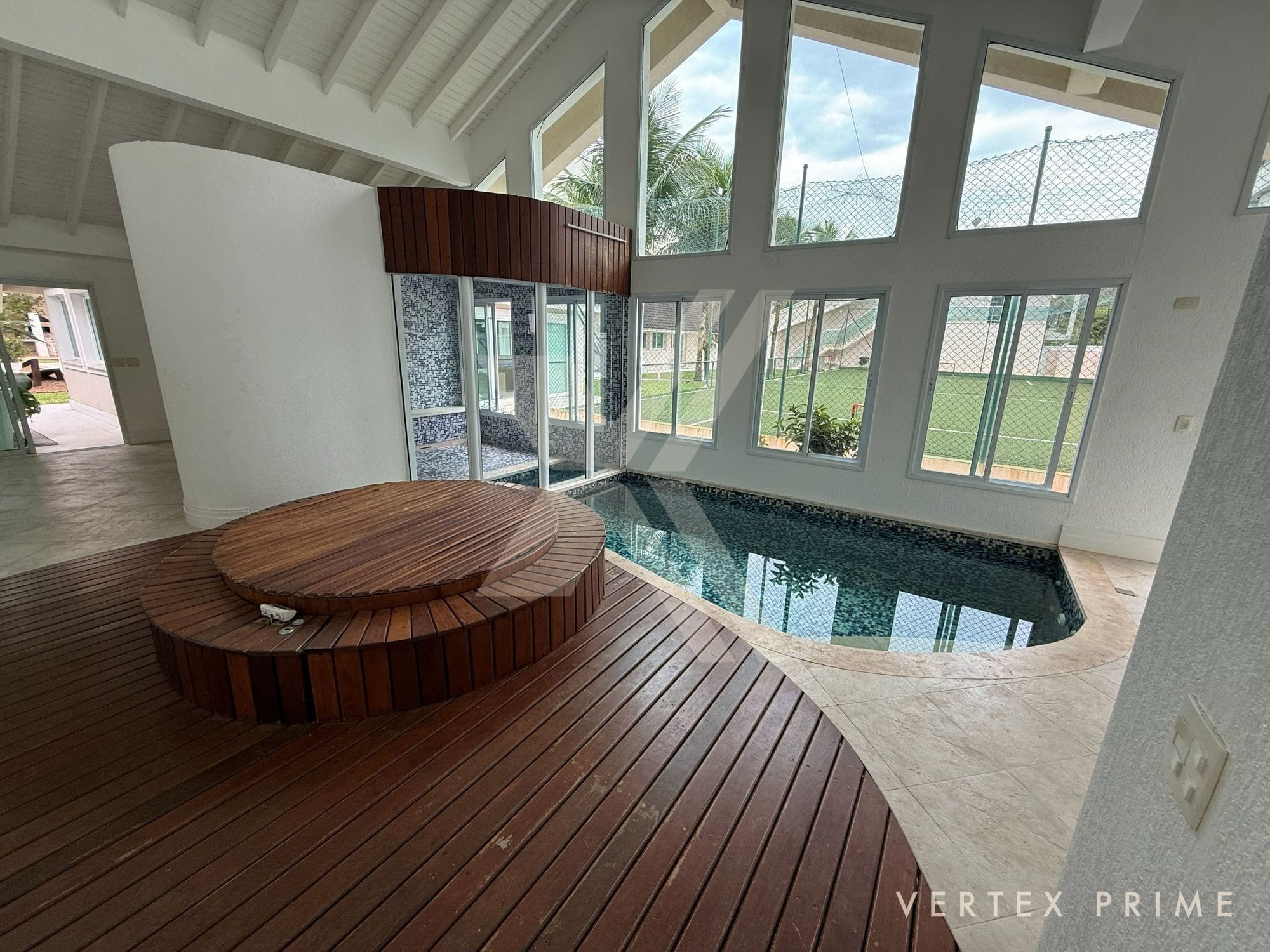 Mansão com três piscinas, jardim interno e garagem para 16 carros — foto
