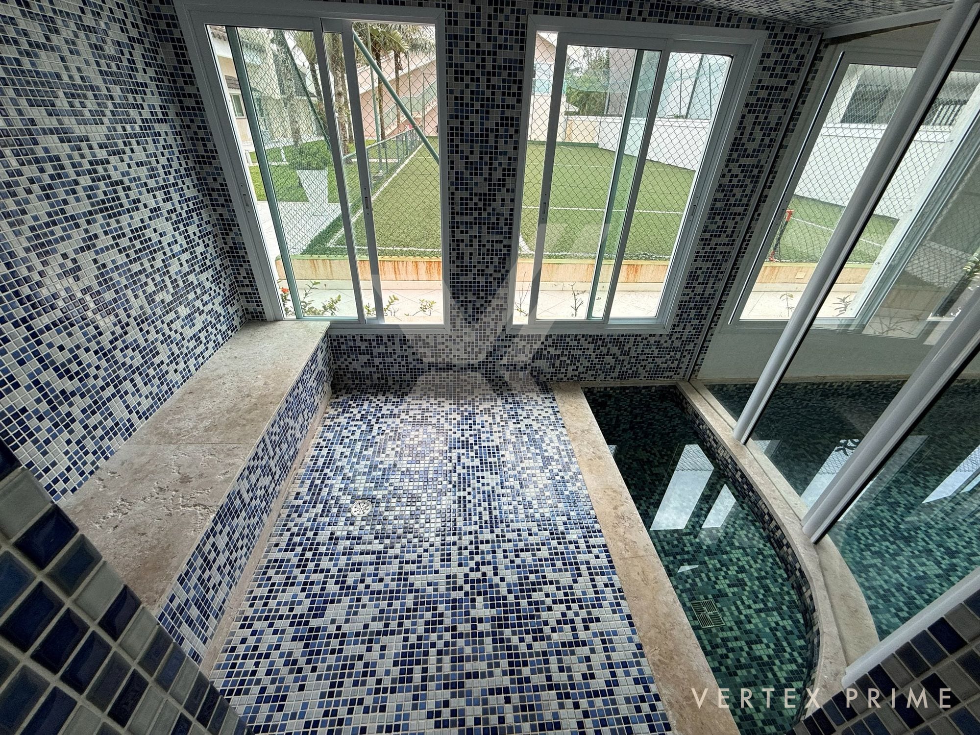 Mansão com três piscinas, jardim interno e garagem para 16 carros — foto