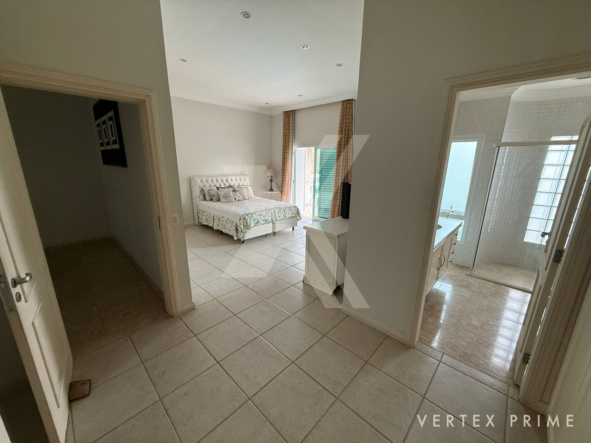 Mansão com três piscinas, jardim interno e garagem para 16 carros — foto
