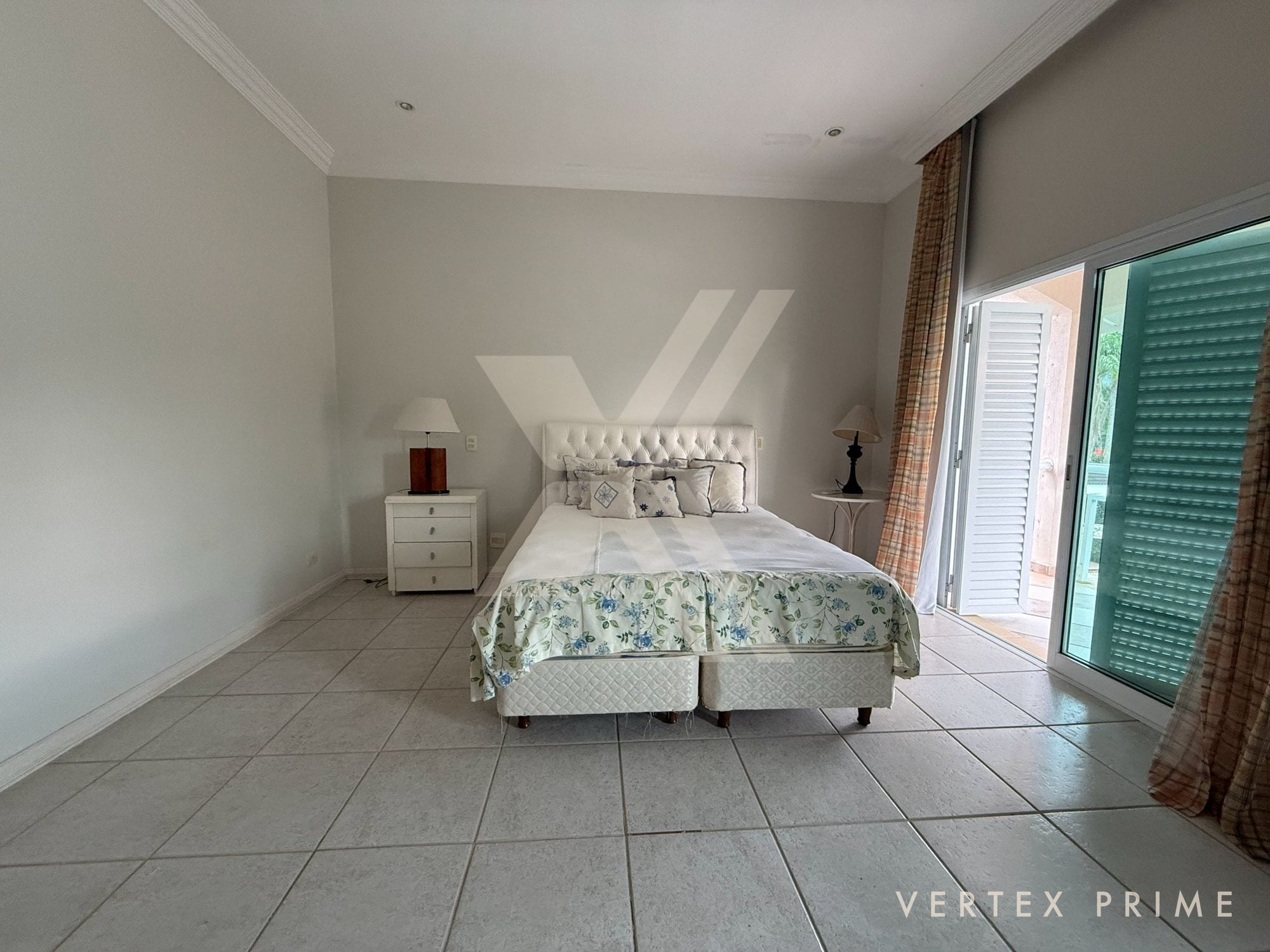 Mansão com três piscinas, jardim interno e garagem para 16 carros — foto