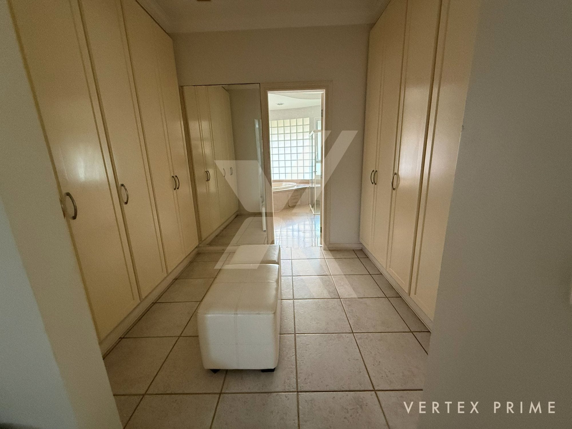 Mansão com três piscinas, jardim interno e garagem para 16 carros — foto