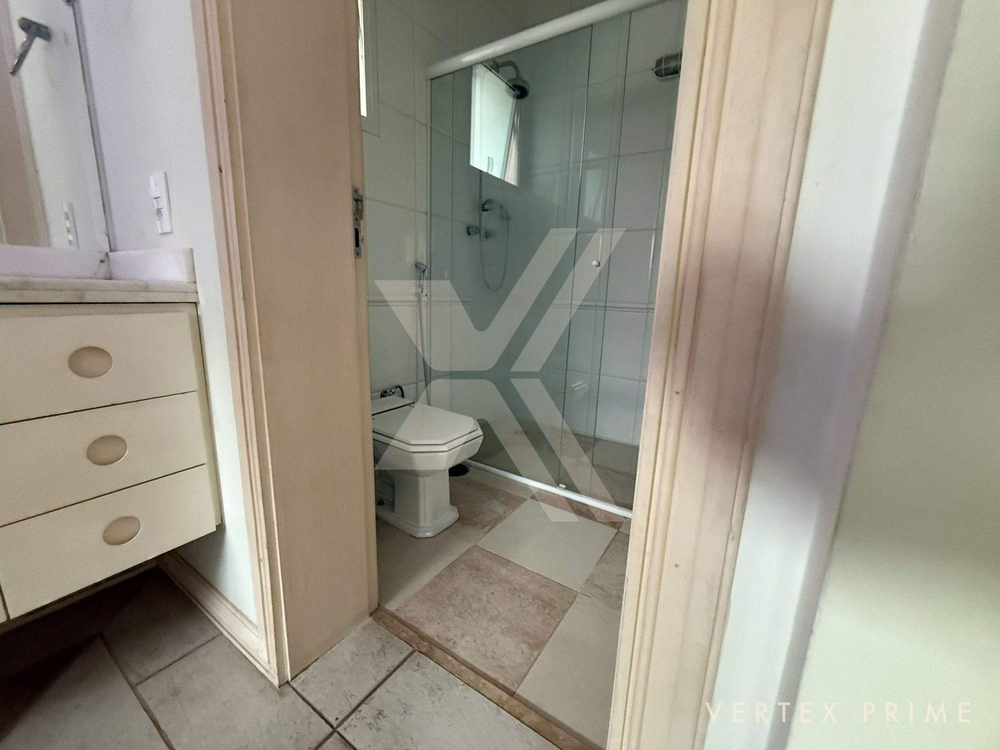 Mansão com três piscinas, jardim interno e garagem para 16 carros — foto