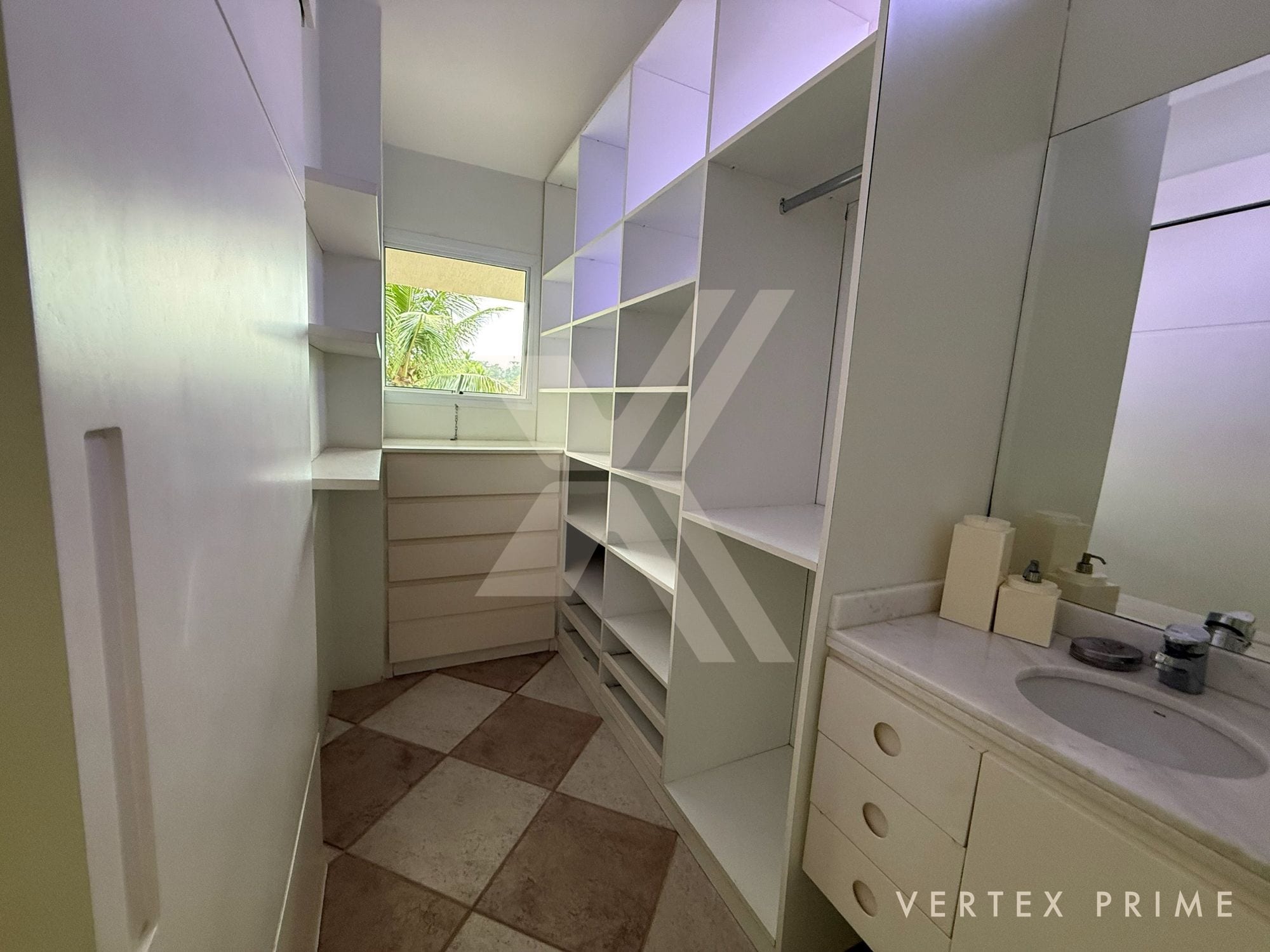 Mansão com três piscinas, jardim interno e garagem para 16 carros — foto