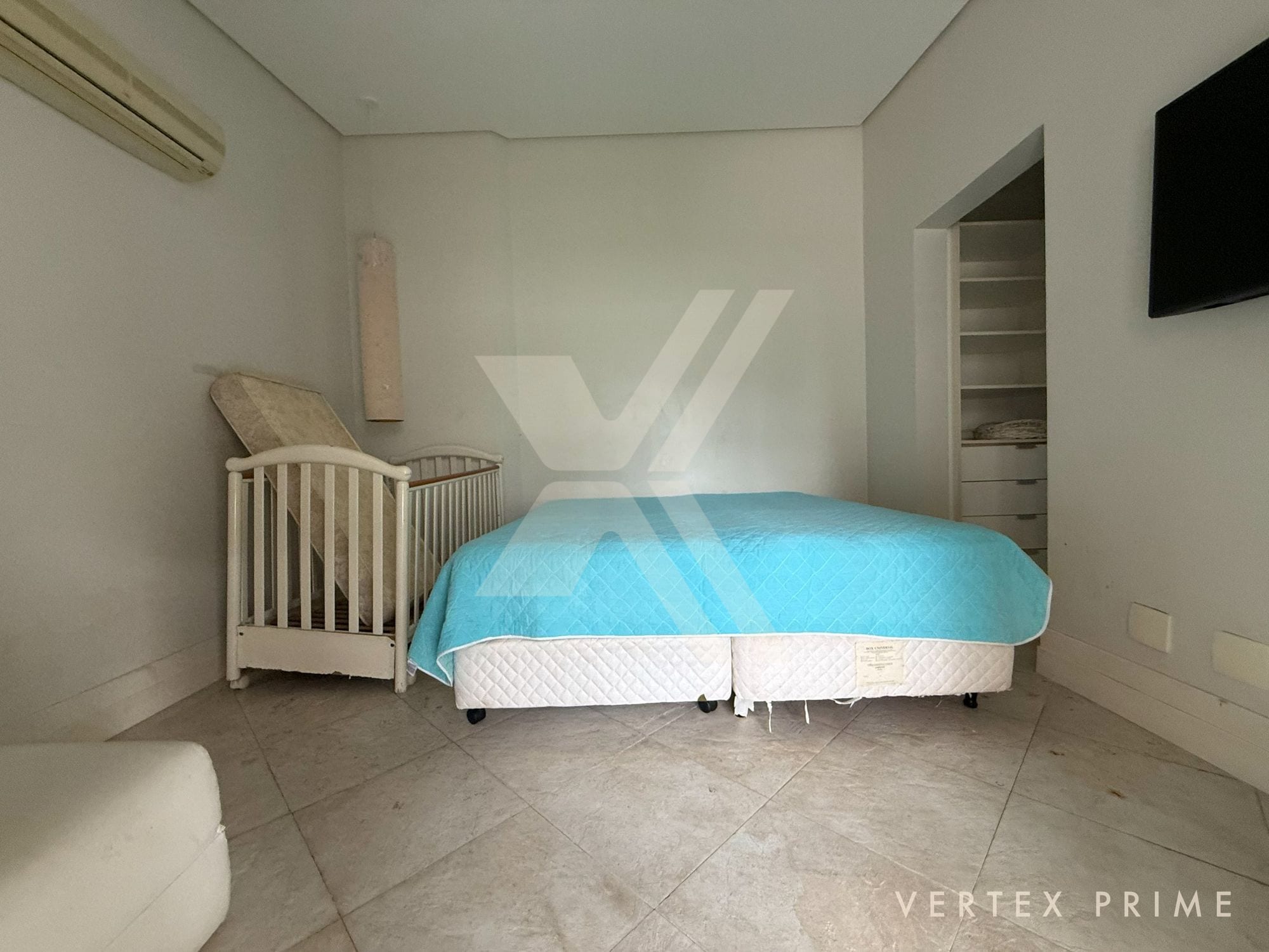 Mansão com três piscinas, jardim interno e garagem para 16 carros — foto