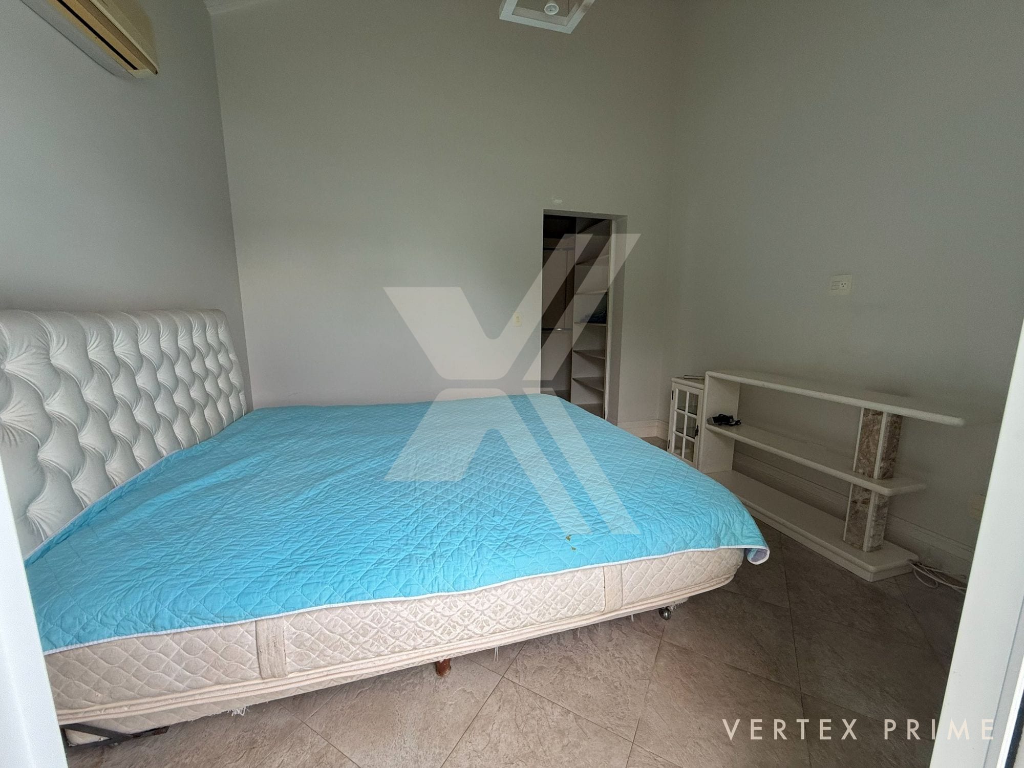 Mansão com três piscinas, jardim interno e garagem para 16 carros — foto