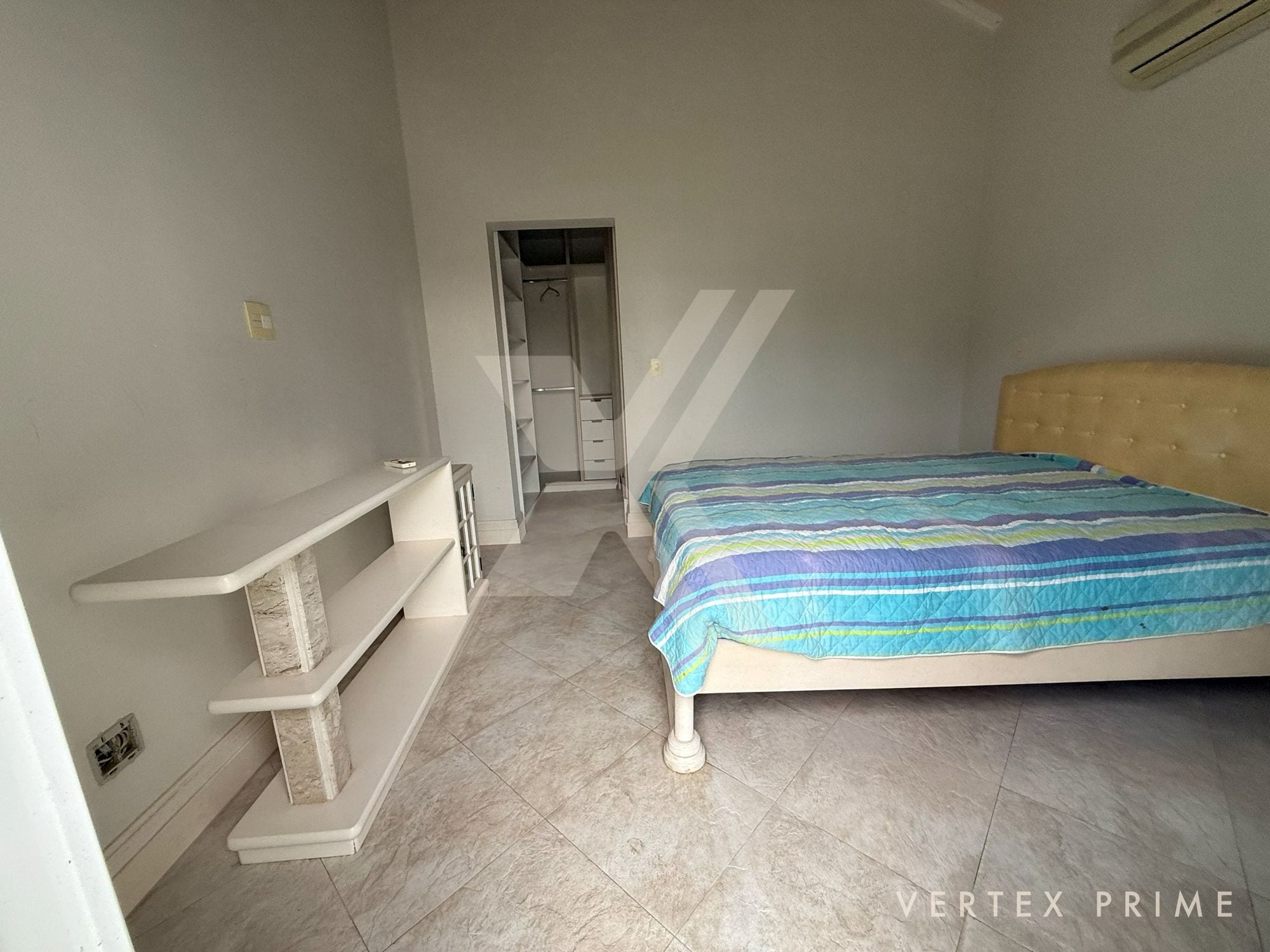 Mansão com três piscinas, jardim interno e garagem para 16 carros — foto