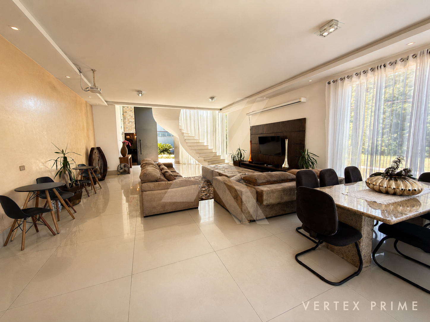 Casa de esquina com ambientes amplos no jardim acapulco — foto