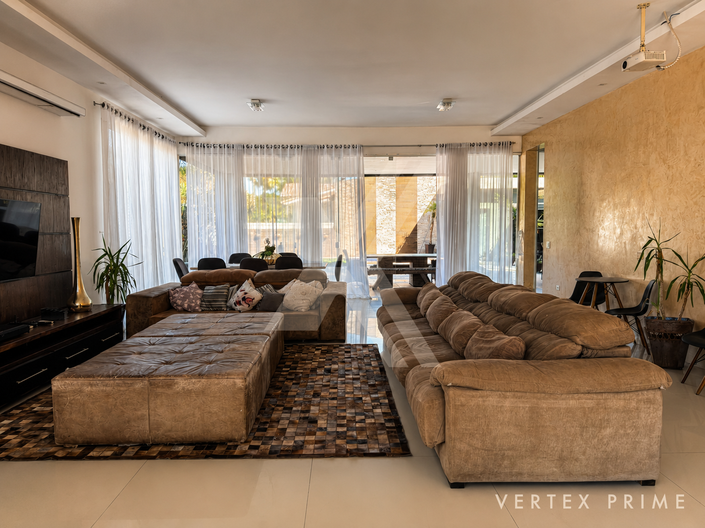 Casa de esquina com ambientes amplos no jardim acapulco — foto