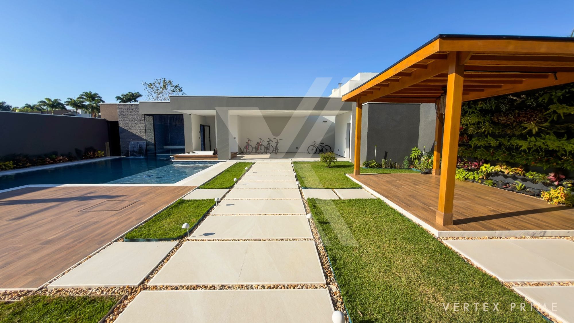 Residência com porta monumental de 6,81 m em ACM e sistema completo de energia solar — foto