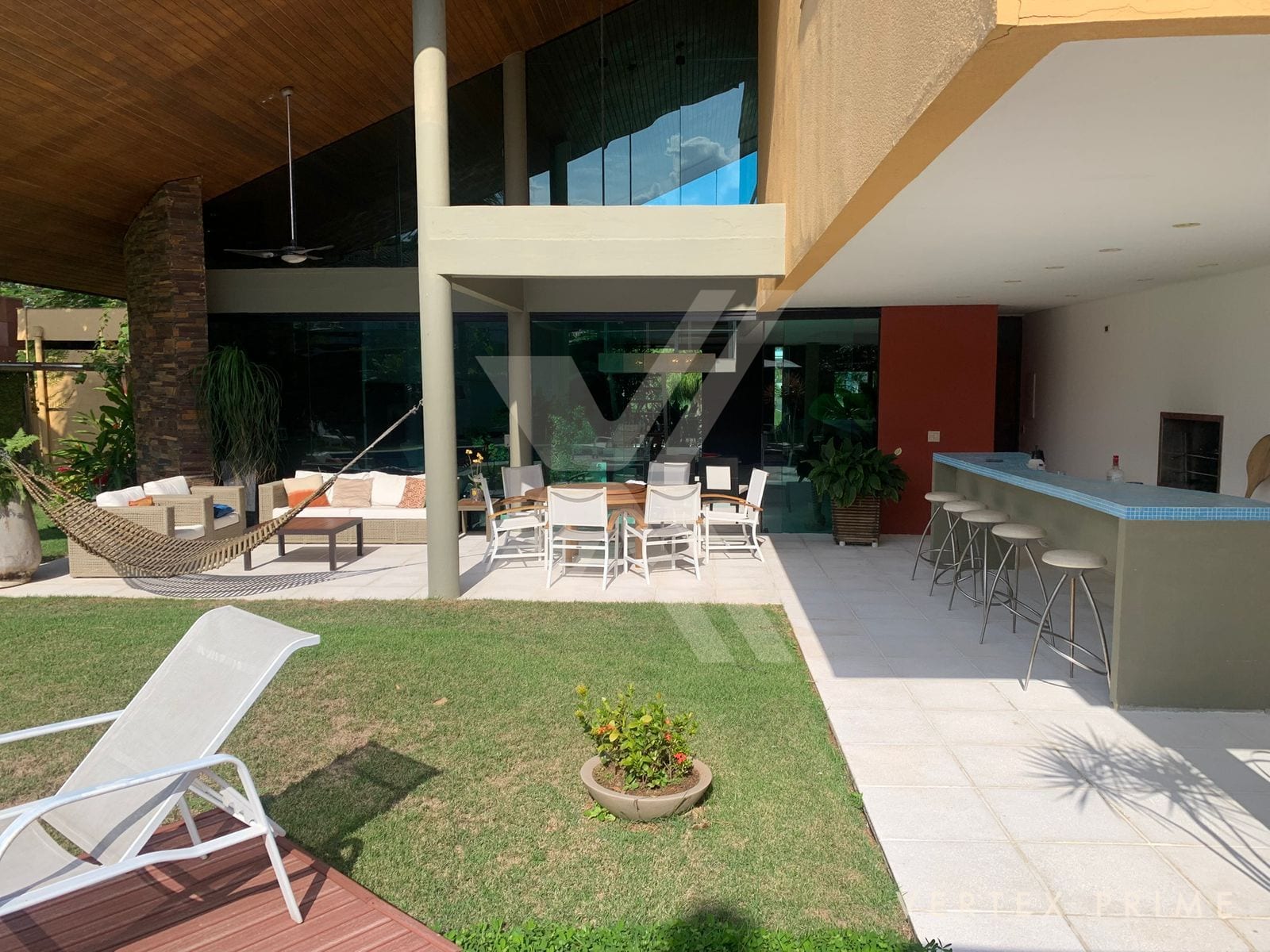 Villa Lopes - Localizada em frente a uma das praças mais encantadoras do Jardim Acapulco. — foto